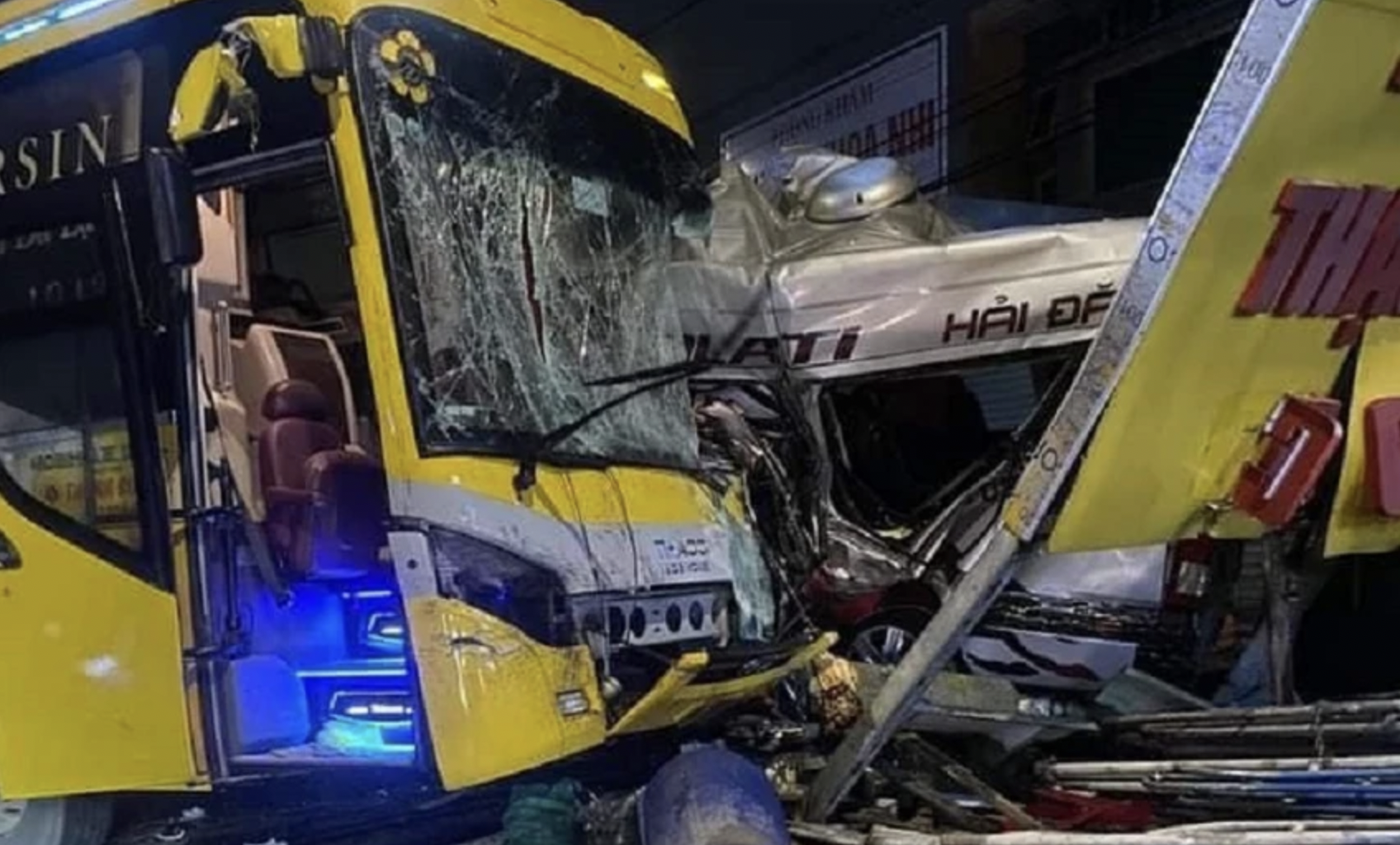 Hai xe kh&aacute;ch đ&acirc;m trực diện khiến 4 người tử vong c&oacute; c&ograve;n hạn kiểm định? - Ảnh 1.