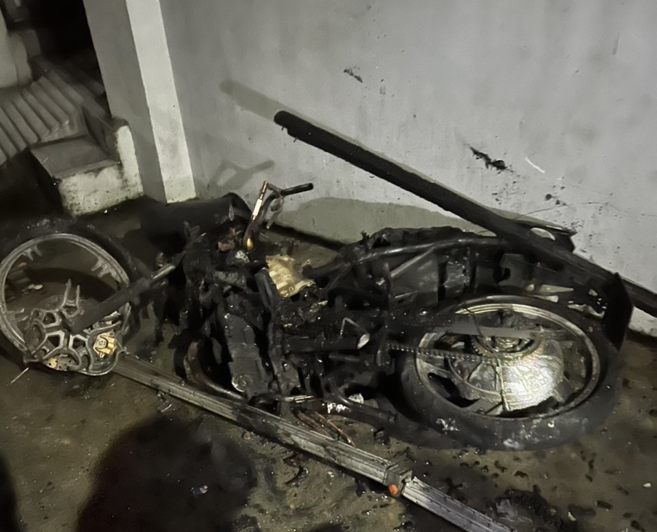 Kịp thời cứu 6 người mắc kẹt trong đám cháy thoát ra ngoài - Ảnh 6. Kịp thời cứu 6 người mắc kẹt trong đám cháy thoát ra ngoài - Ảnh 6.