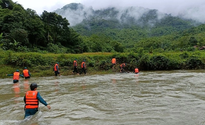 T&igrave;m thấy thi thể người vợ bị nước lũ cuốn tr&ocirc;i - Ảnh 1.