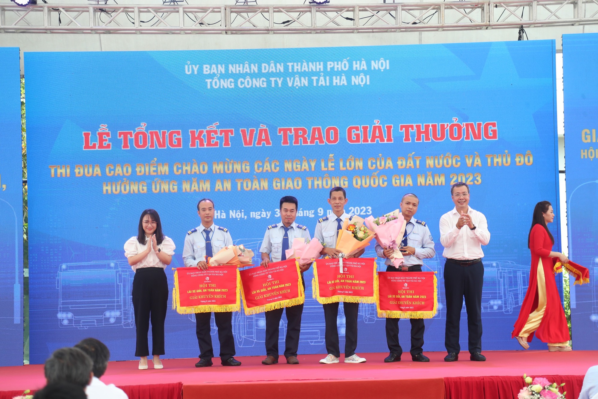 Lái xe buýt phải giỏi cả lý thuyết và thực hành - Ảnh 3. Lái xe buýt phải giỏi cả lý thuyết và thực hành - Ảnh 3.