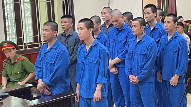Sau khi nẹt p&ocirc; xe c&ograve;n giết người, nh&oacute;m thanh ni&ecirc;n nhận tổng cộng 128 năm t&ugrave; - Ảnh 1.