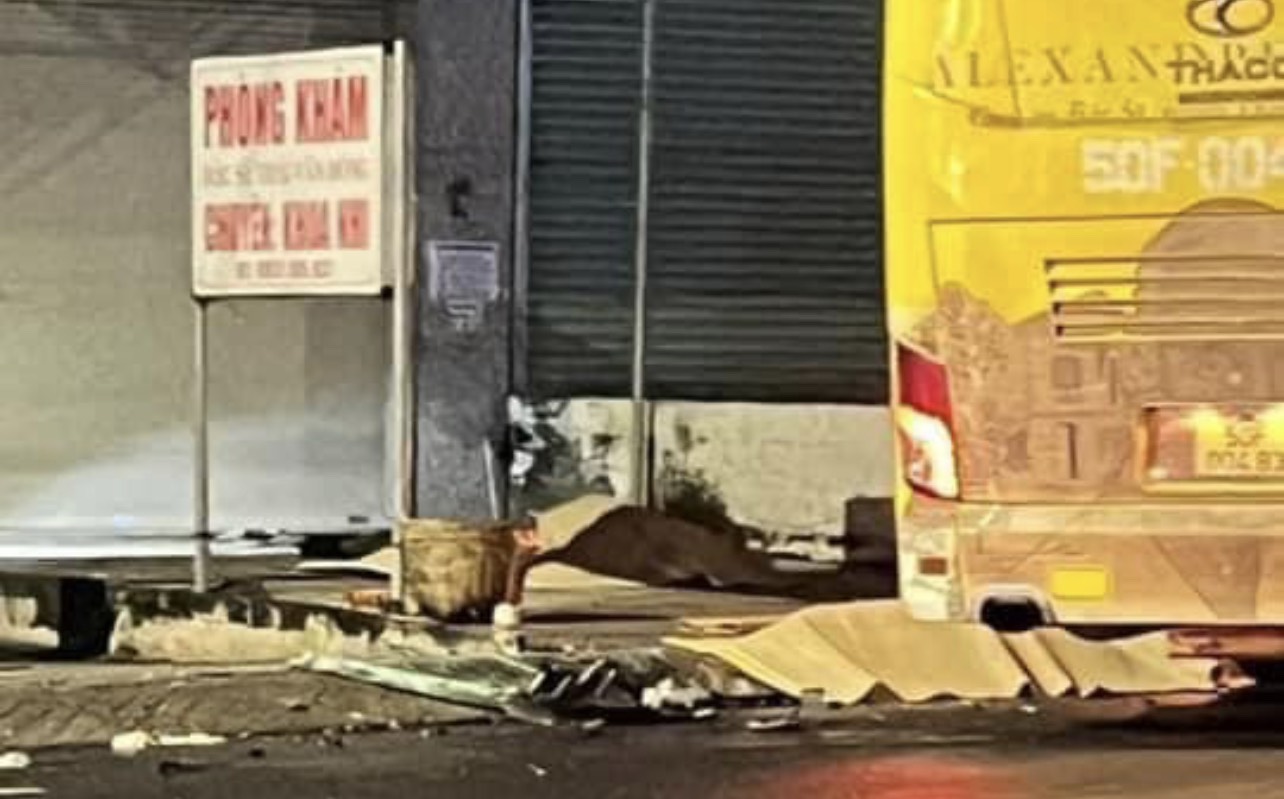 Hai xe kh&aacute;ch t&ocirc;ng trực diện tr&ecirc;n QL20 khiến bốn người tử vong - Ảnh 1.