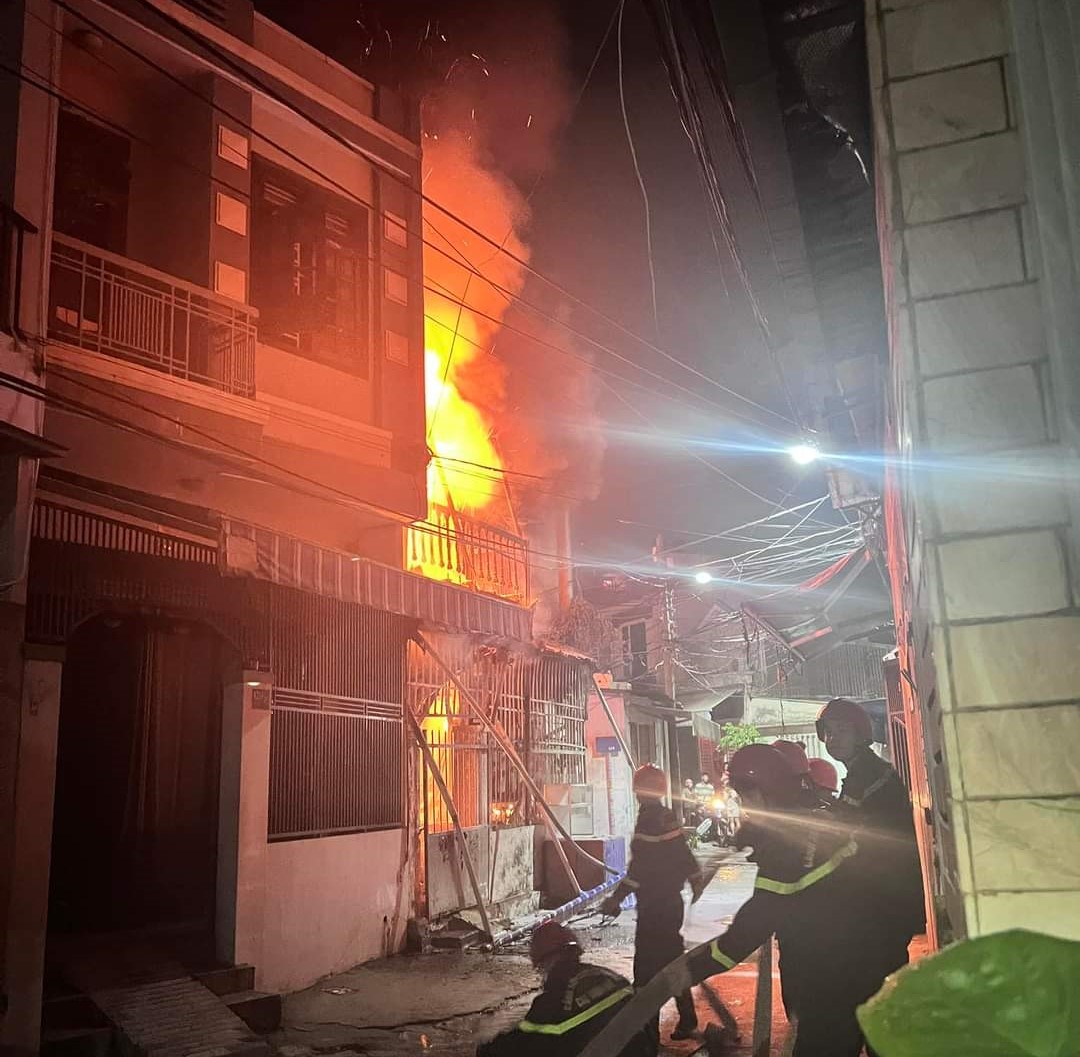 Kịp thời cứu 6 người mắc kẹt trong đám cháy thoát ra ngoài - Ảnh 4. Kịp thời cứu 6 người mắc kẹt trong đám cháy thoát ra ngoài - Ảnh 4.