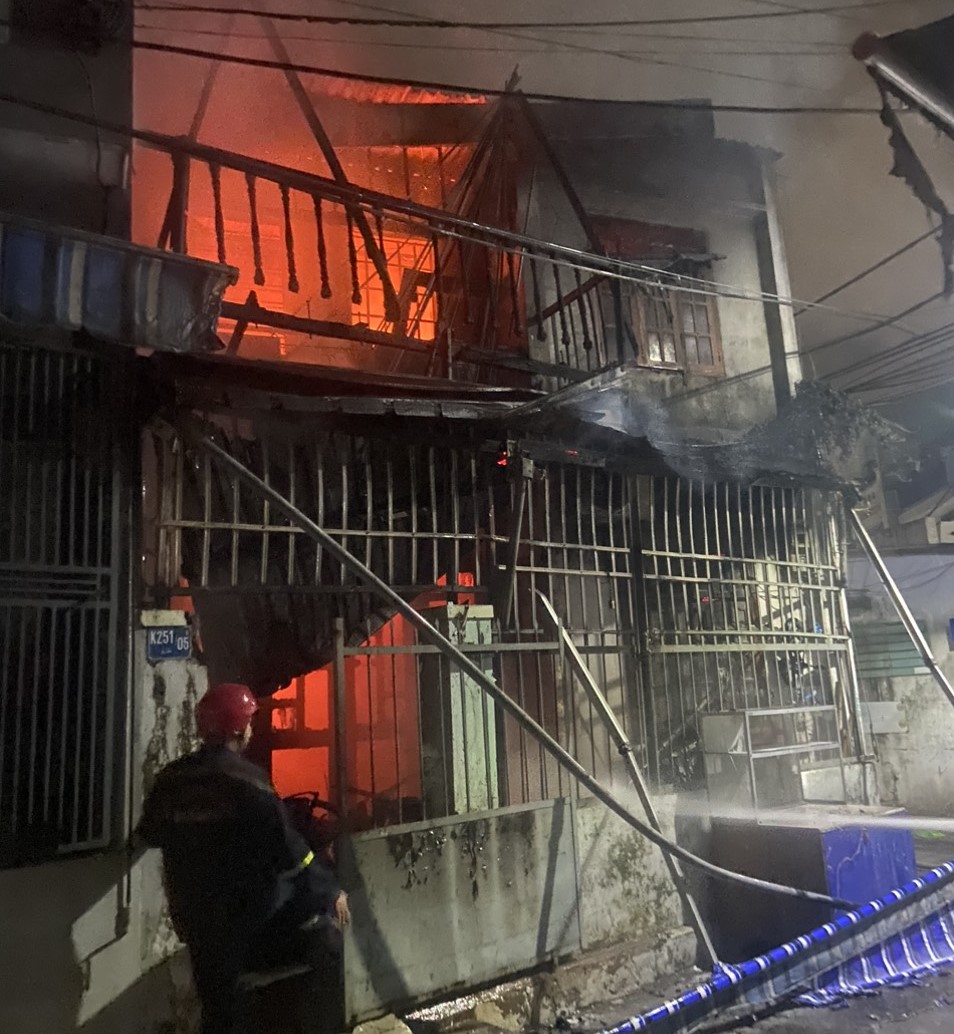 Kịp thời cứu 6 người mắc kẹt trong đám cháy thoát ra ngoài - Ảnh 1. Kịp thời cứu 6 người mắc kẹt trong đám cháy thoát ra ngoài - Ảnh 1.