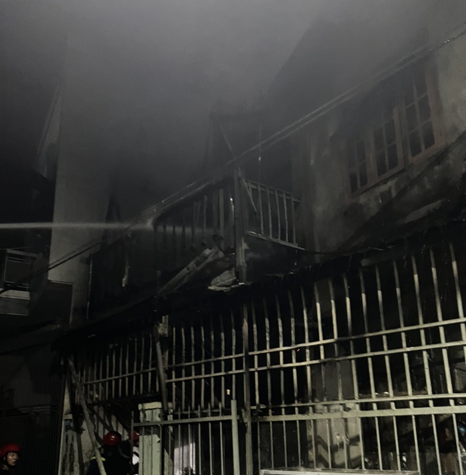 Kịp thời cứu 6 người mắc kẹt trong đám cháy thoát ra ngoài - Ảnh 2. Kịp thời cứu 6 người mắc kẹt trong đám cháy thoát ra ngoài - Ảnh 2.