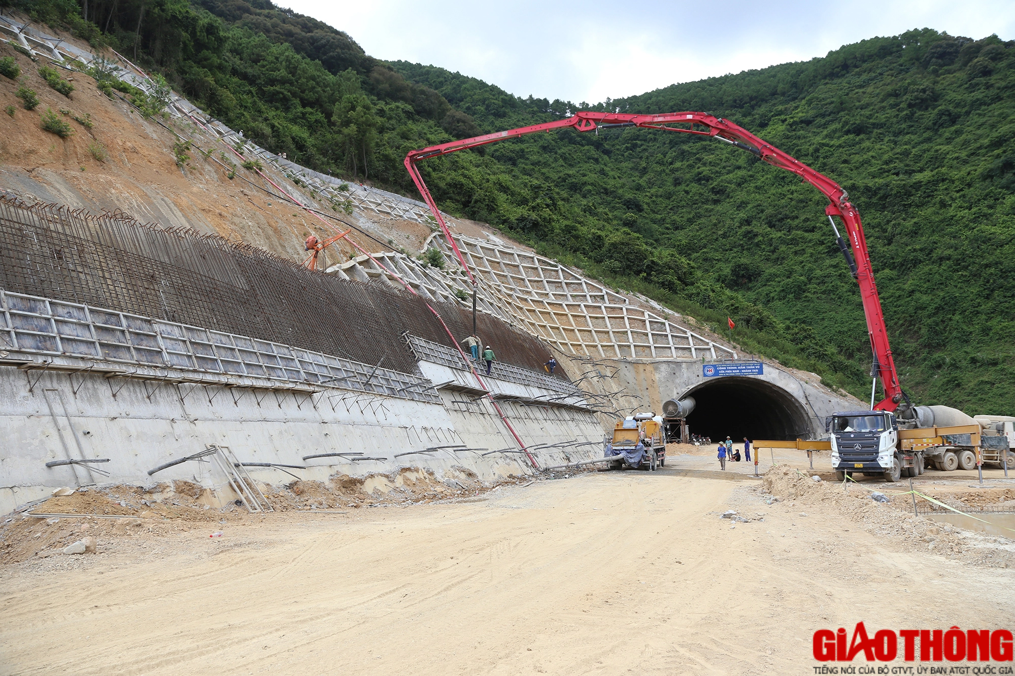 G&aacute;c lễ, đua tiến độ tr&ecirc;n c&ocirc;ng trường cao tốc Diễn Ch&acirc;u &ndash; B&atilde;i Vọt - Ảnh 1.