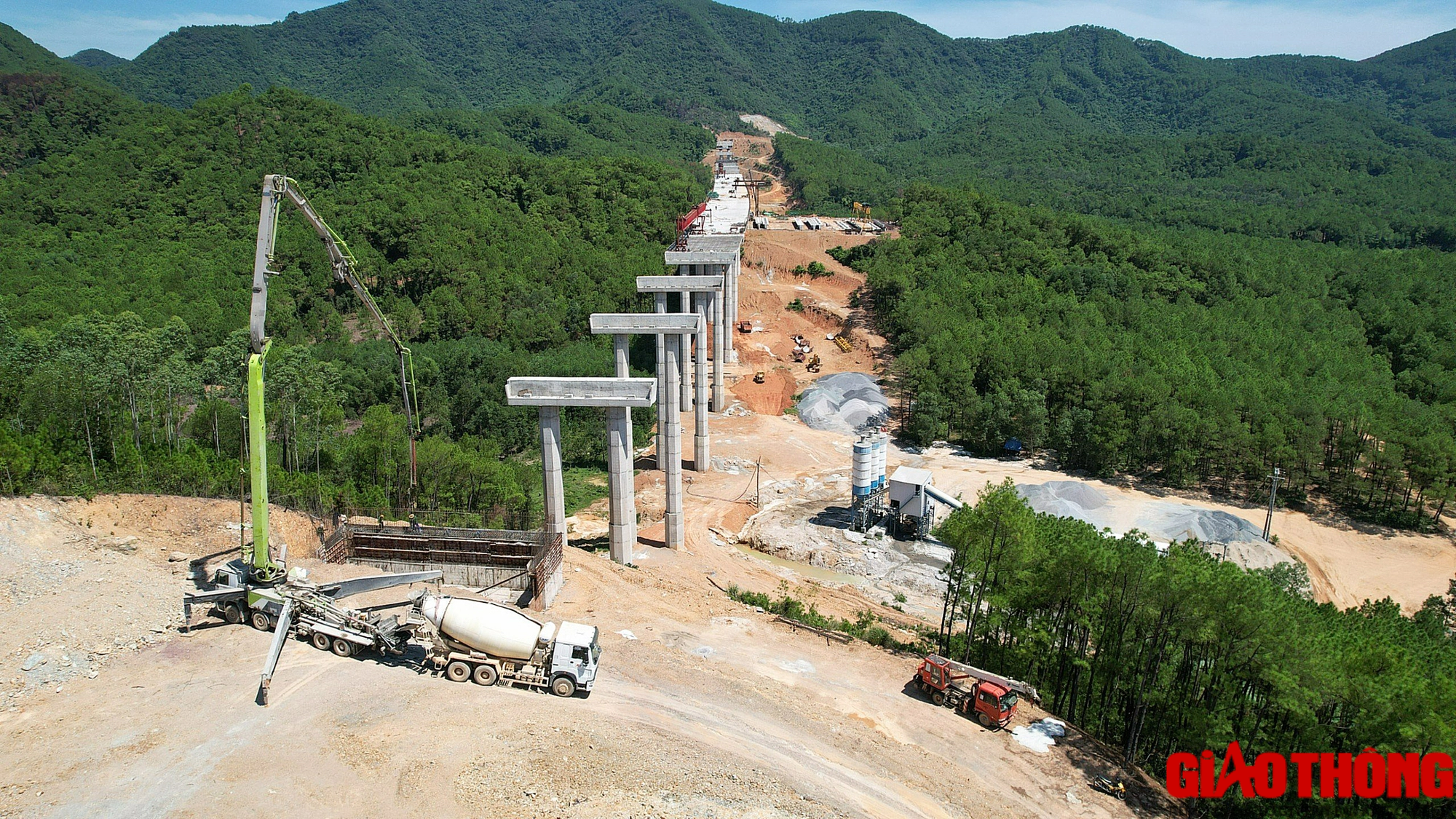 G&aacute;c lễ, đua tiến độ tr&ecirc;n c&ocirc;ng trường cao tốc Diễn Ch&acirc;u &ndash; B&atilde;i Vọt - Ảnh 6.