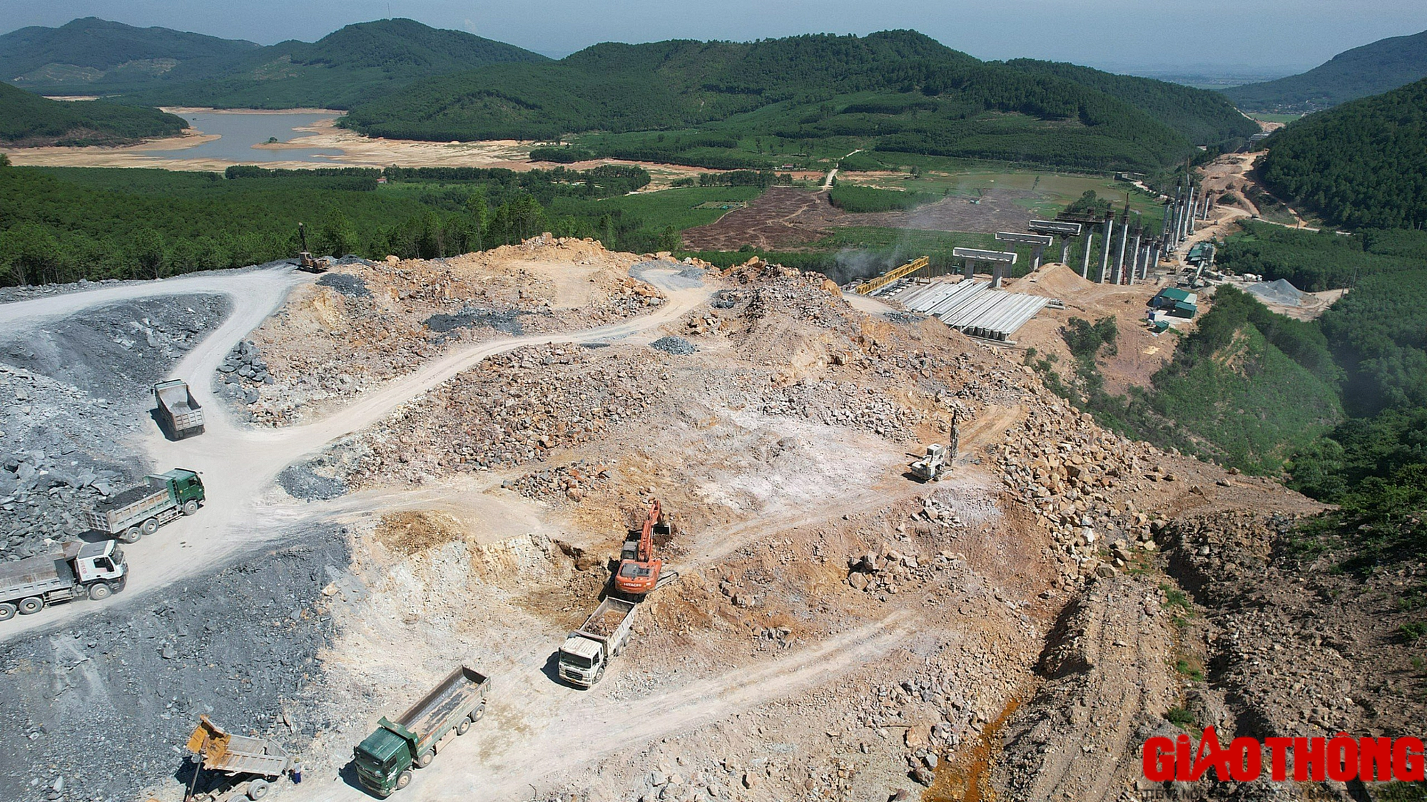 G&aacute;c lễ, đua tiến độ tr&ecirc;n c&ocirc;ng trường cao tốc Diễn Ch&acirc;u &ndash; B&atilde;i Vọt - Ảnh 10.