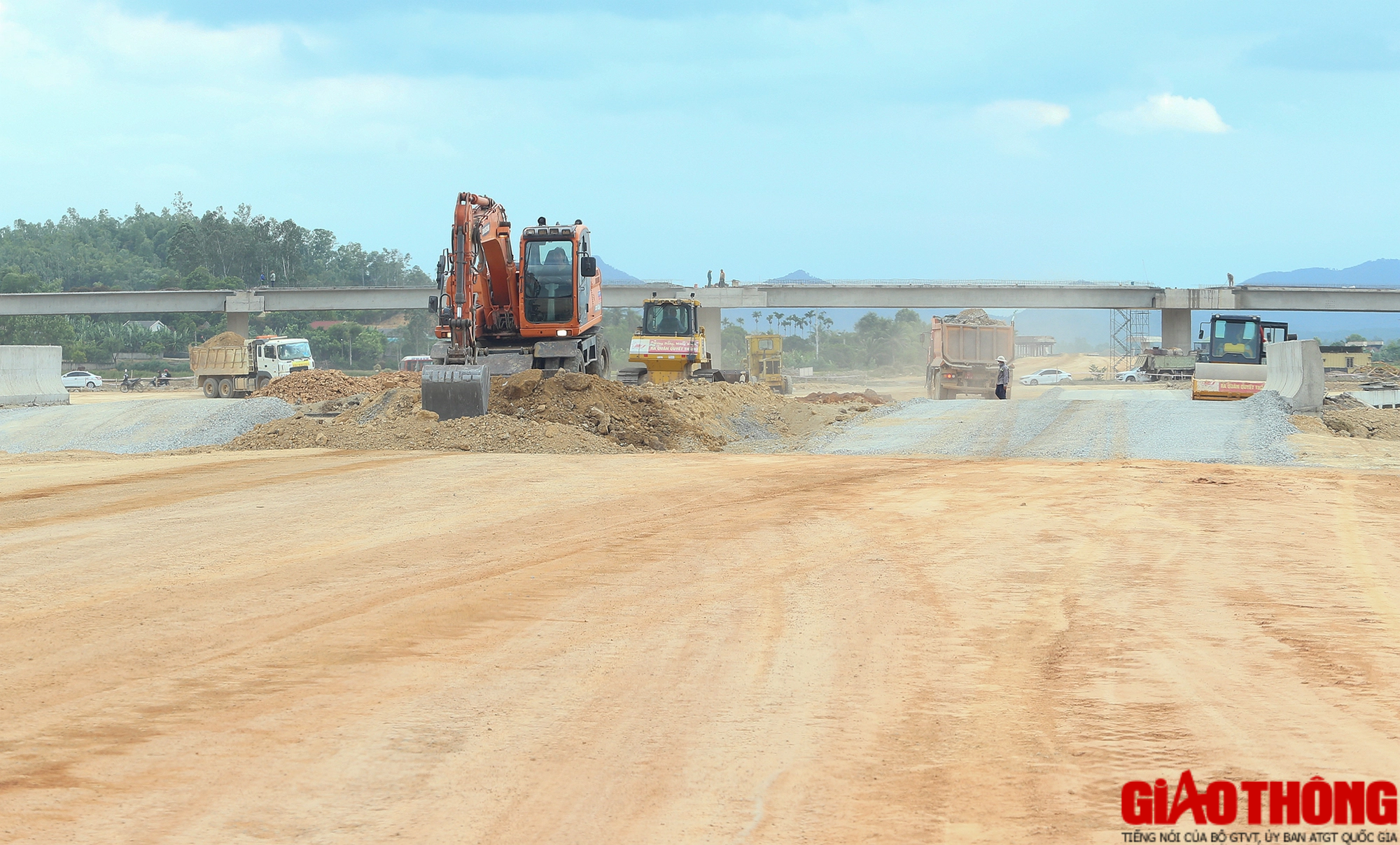 G&aacute;c lễ, đua tiến độ tr&ecirc;n c&ocirc;ng trường cao tốc Diễn Ch&acirc;u &ndash; B&atilde;i Vọt - Ảnh 13.