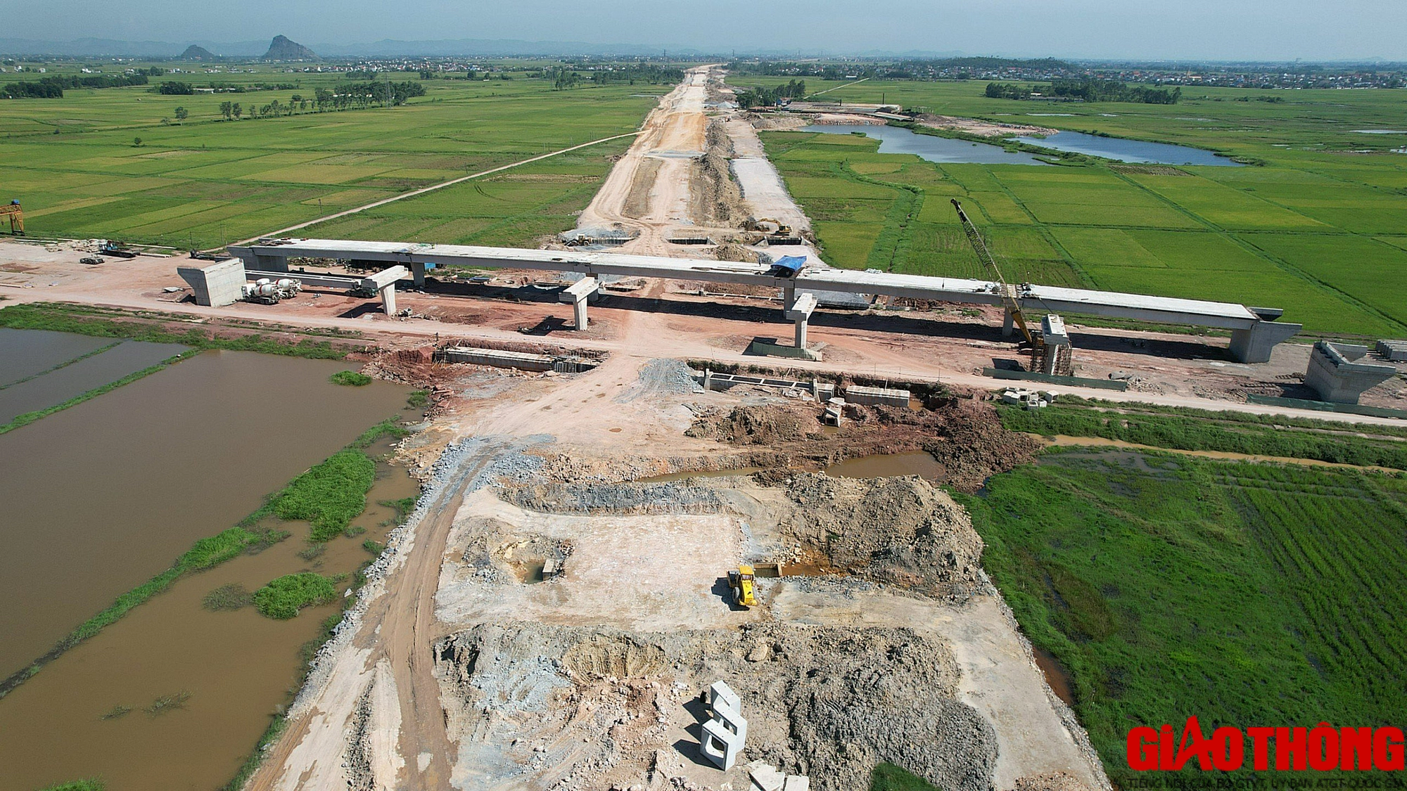 G&aacute;c lễ, đua tiến độ tr&ecirc;n c&ocirc;ng trường cao tốc Diễn Ch&acirc;u &ndash; B&atilde;i Vọt - Ảnh 14.