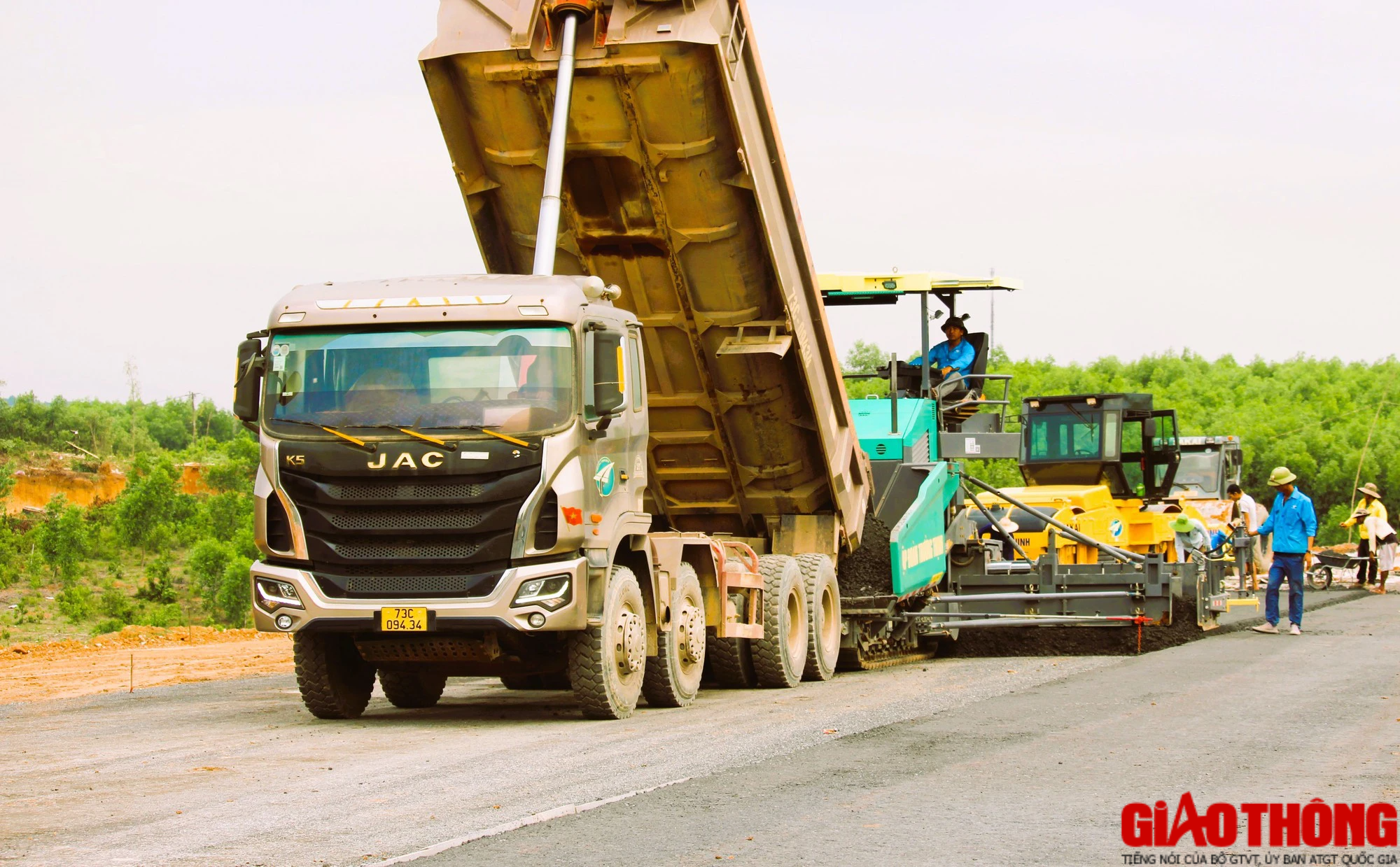 Cao tốc Vạn Ninh &ndash; Cam Lộ nhộn nhịp thi c&ocirc;ng, nhiều đoạn c&ograve;n vướng mặt bằng - Ảnh 3.