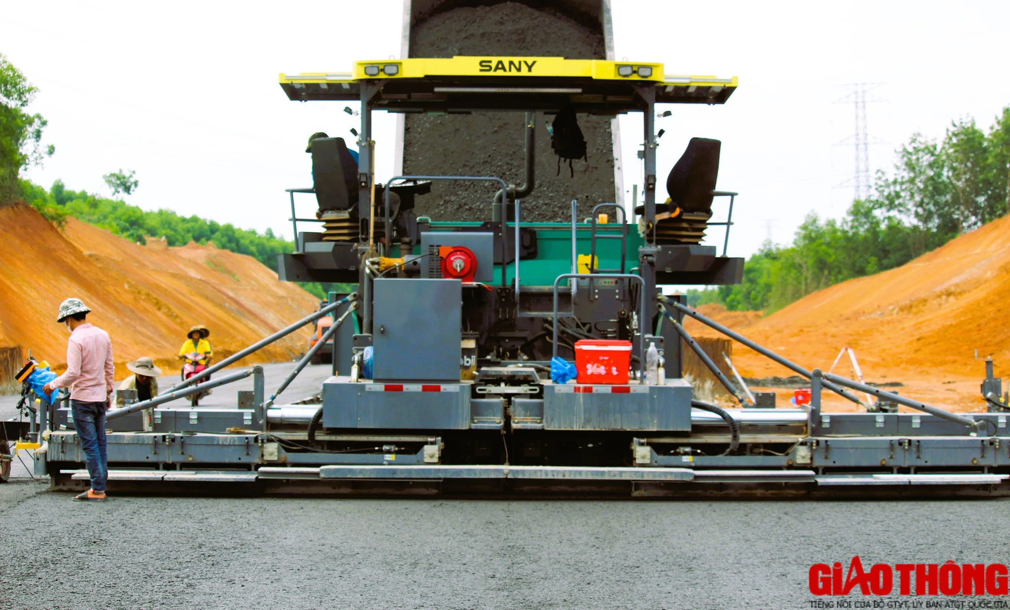 Cao tốc Vạn Ninh &ndash; Cam Lộ nhộn nhịp thi c&ocirc;ng, nhiều đoạn c&ograve;n vướng mặt bằng - Ảnh 4.
