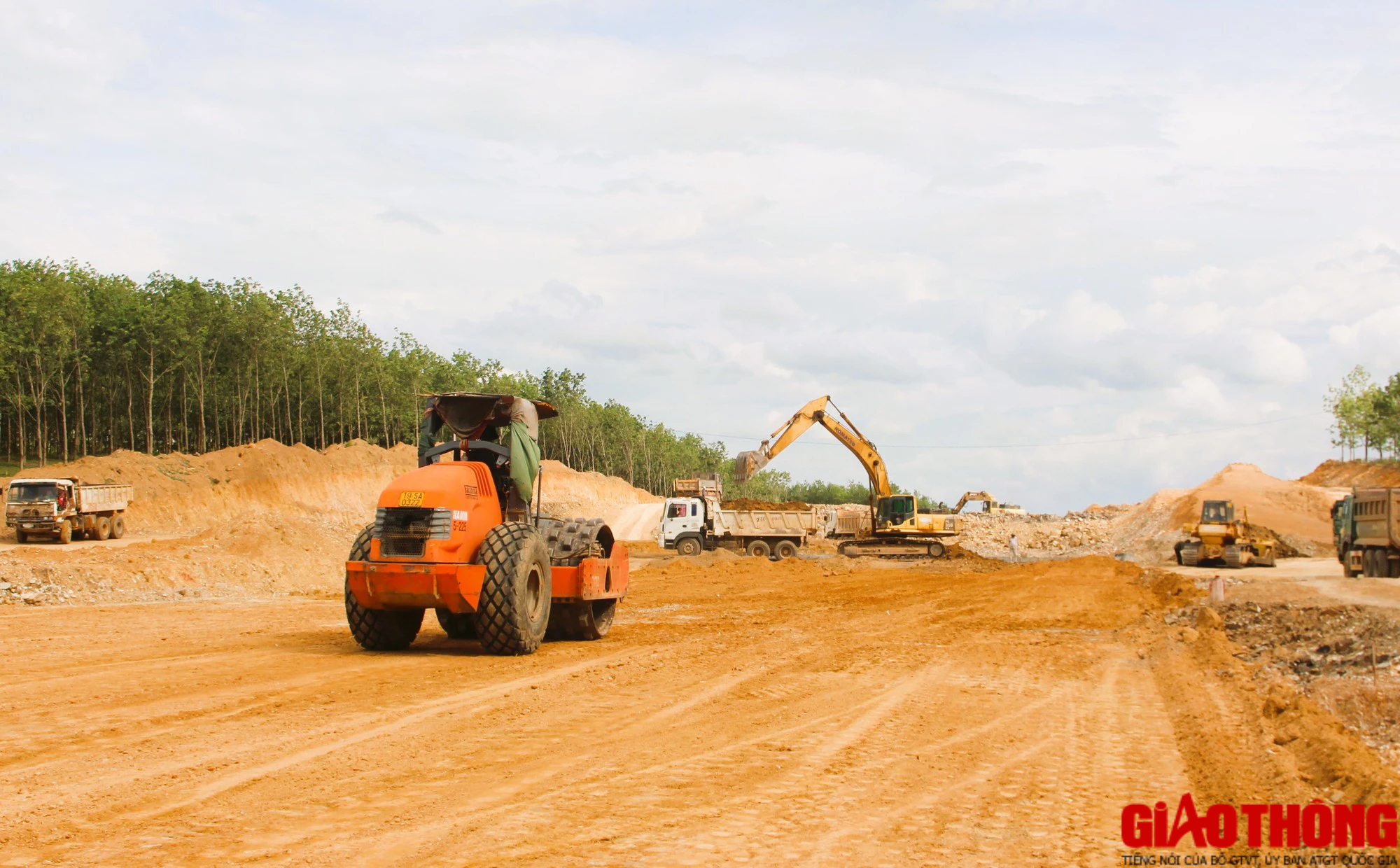 Cao tốc Vạn Ninh &ndash; Cam Lộ nhộn nhịp thi c&ocirc;ng, nhiều đoạn c&ograve;n vướng mặt bằng - Ảnh 7.
