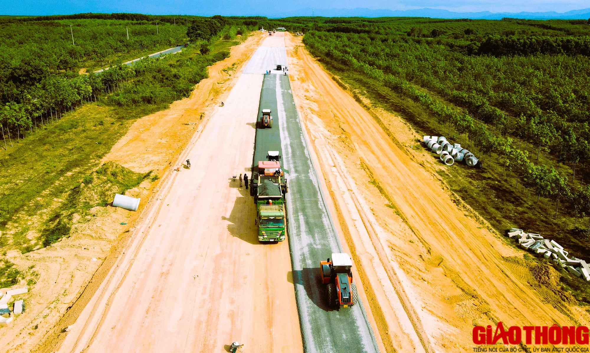 Cao tốc Vạn Ninh &ndash; Cam Lộ nhộn nhịp thi c&ocirc;ng, nhiều đoạn c&ograve;n vướng mặt bằng - Ảnh 9.