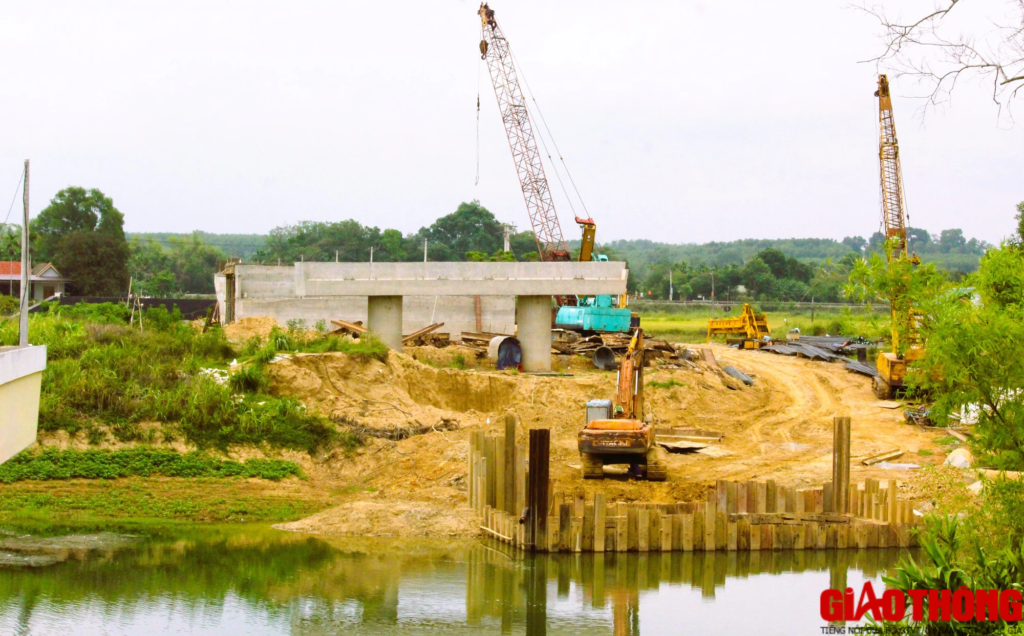 Cao tốc Vạn Ninh &ndash; Cam Lộ nhộn nhịp thi c&ocirc;ng, nhiều đoạn c&ograve;n vướng mặt bằng - Ảnh 14.