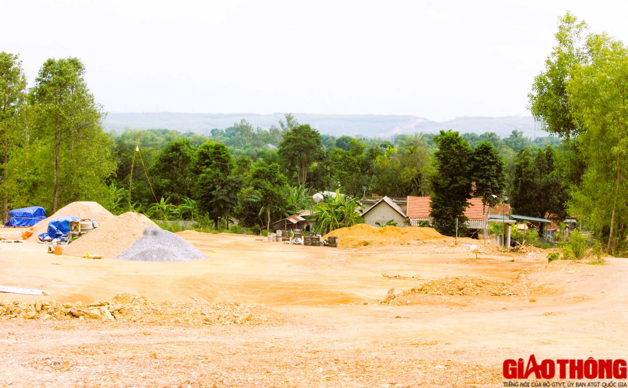 Cao tốc Vạn Ninh &ndash; Cam Lộ nhộn nhịp thi c&ocirc;ng, nhiều đoạn c&ograve;n vướng mặt bằng - Ảnh 15.