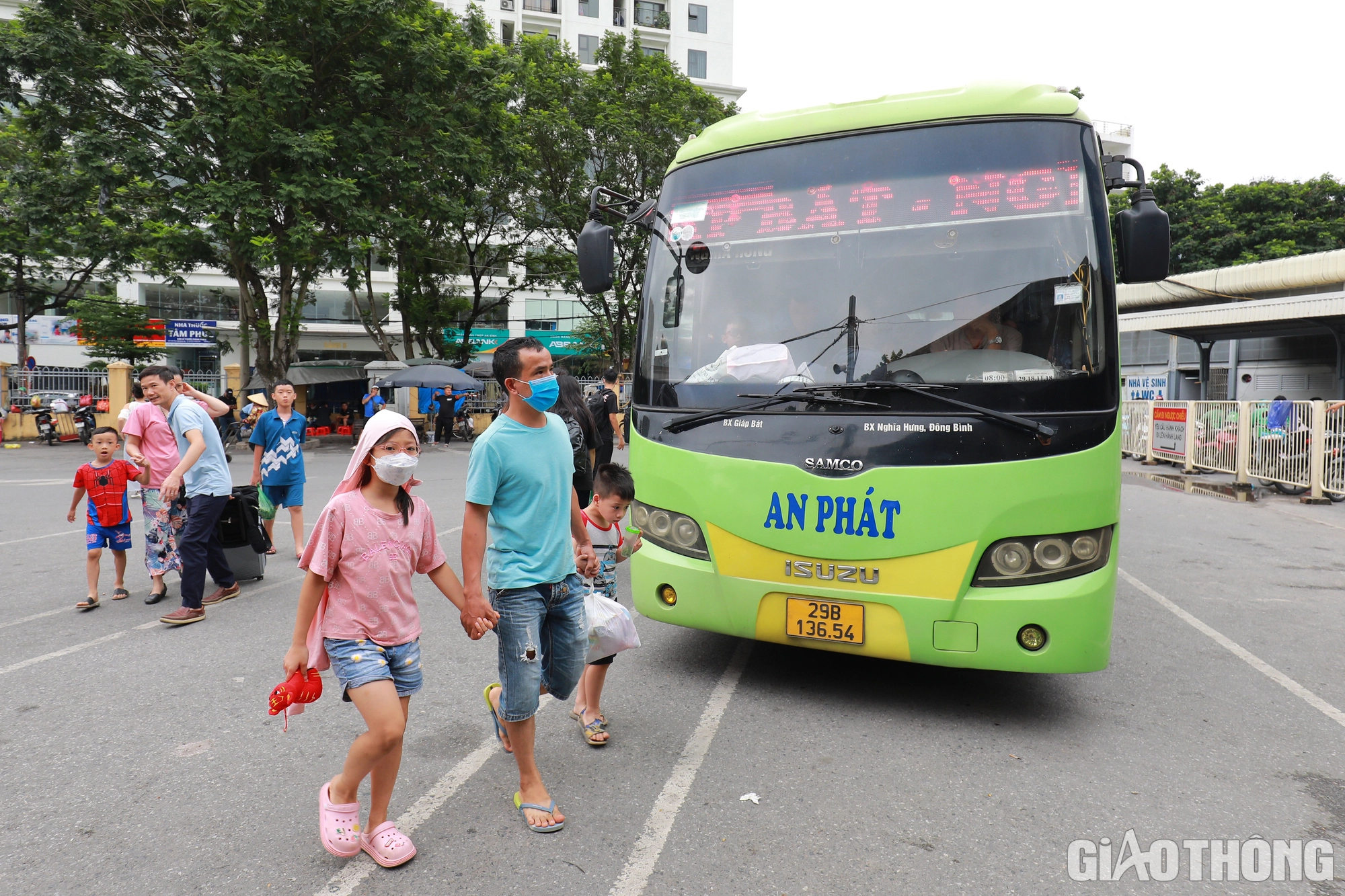Người dân hối hả tay xách nách mang trở lại Thủ đô sau kỳ nghỉ lễ 2/9 - Ảnh 7.