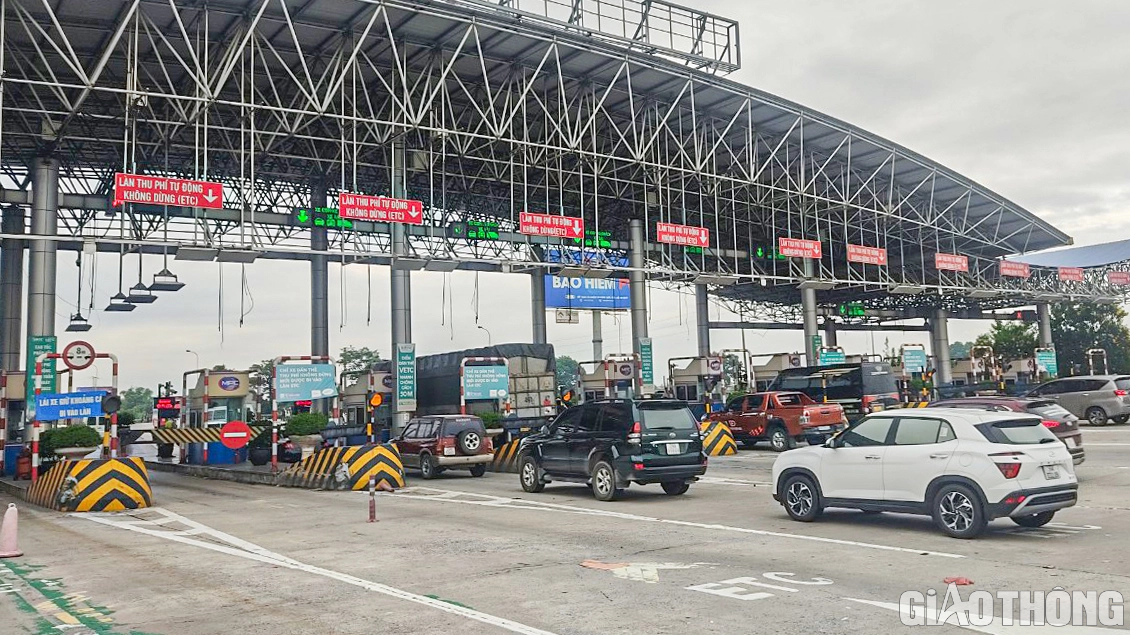 Người dân hối hả tay xách nách mang trở lại Thủ đô sau kỳ nghỉ lễ 2/9 - Ảnh 9.