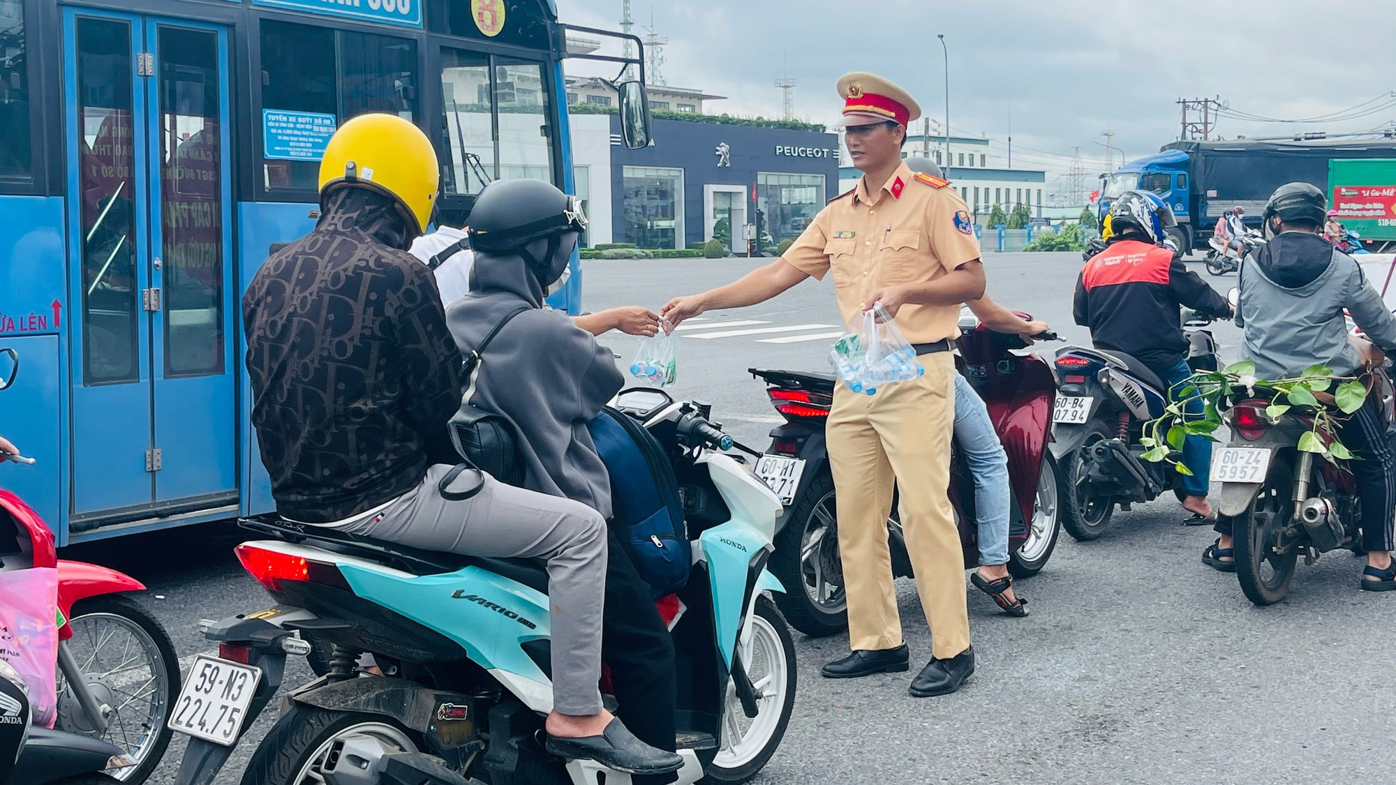 Xuy&ecirc;n lễ 2/9:  CSGT Đồng Nai tặng 100.000 chai nước suối v&agrave; khăn lạnh cho người đi đường - Ảnh 1.