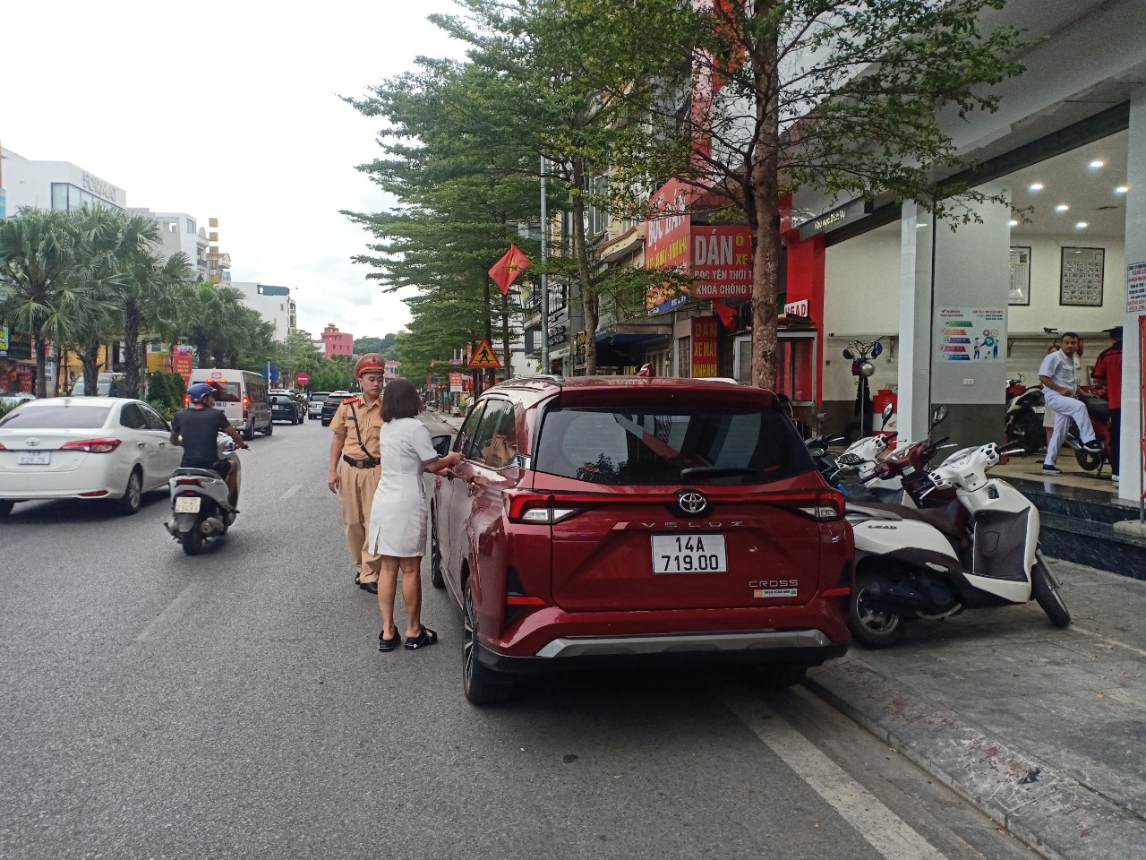 CSGT kh&ocirc;ng nghỉ lễ, g&aacute;c niềm ri&ecirc;ng, căng m&igrave;nh đảm bảo ATGT nơi th&agrave;nh phố b&ecirc;n bờ vịnh Hạ Long - Ảnh 5.