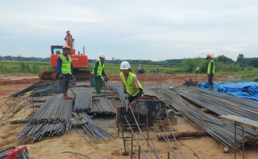 Nhộn nhịp trên công trường Cao tốc Quảng Ngãi-Hoài Nhơn - Ảnh 10. Nhộn nhịp trên công trường Cao tốc Quảng Ngãi-Hoài Nhơn - Ảnh 10.