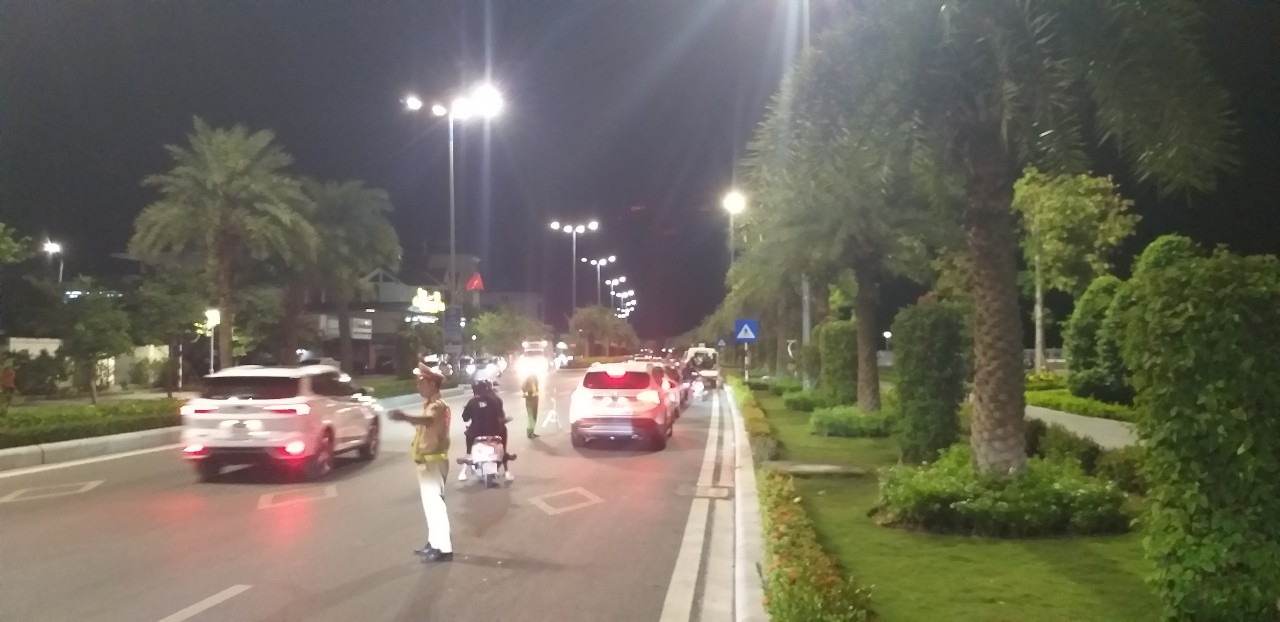 CSGT kh&ocirc;ng nghỉ lễ, g&aacute;c niềm ri&ecirc;ng, căng m&igrave;nh đảm bảo ATGT nơi th&agrave;nh phố b&ecirc;n bờ vịnh Hạ Long - Ảnh 1.