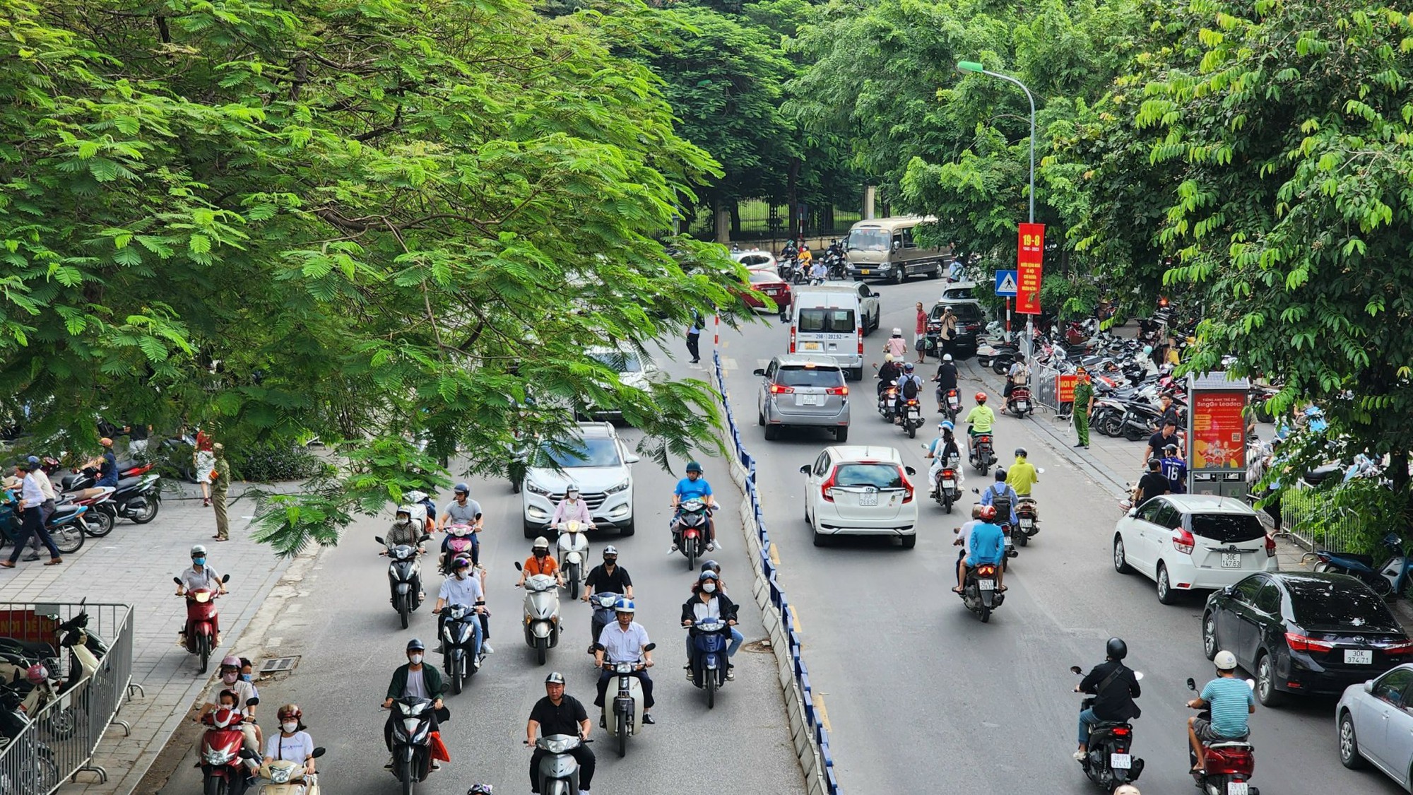 Hà Nội: Giao thông tại nhiều điểm trường thông thoáng trong ngày khai giảng - Ảnh 8. Hà Nội: Giao thông tại nhiều điểm trường thông thoáng trong ngày khai giảng - Ảnh 8.