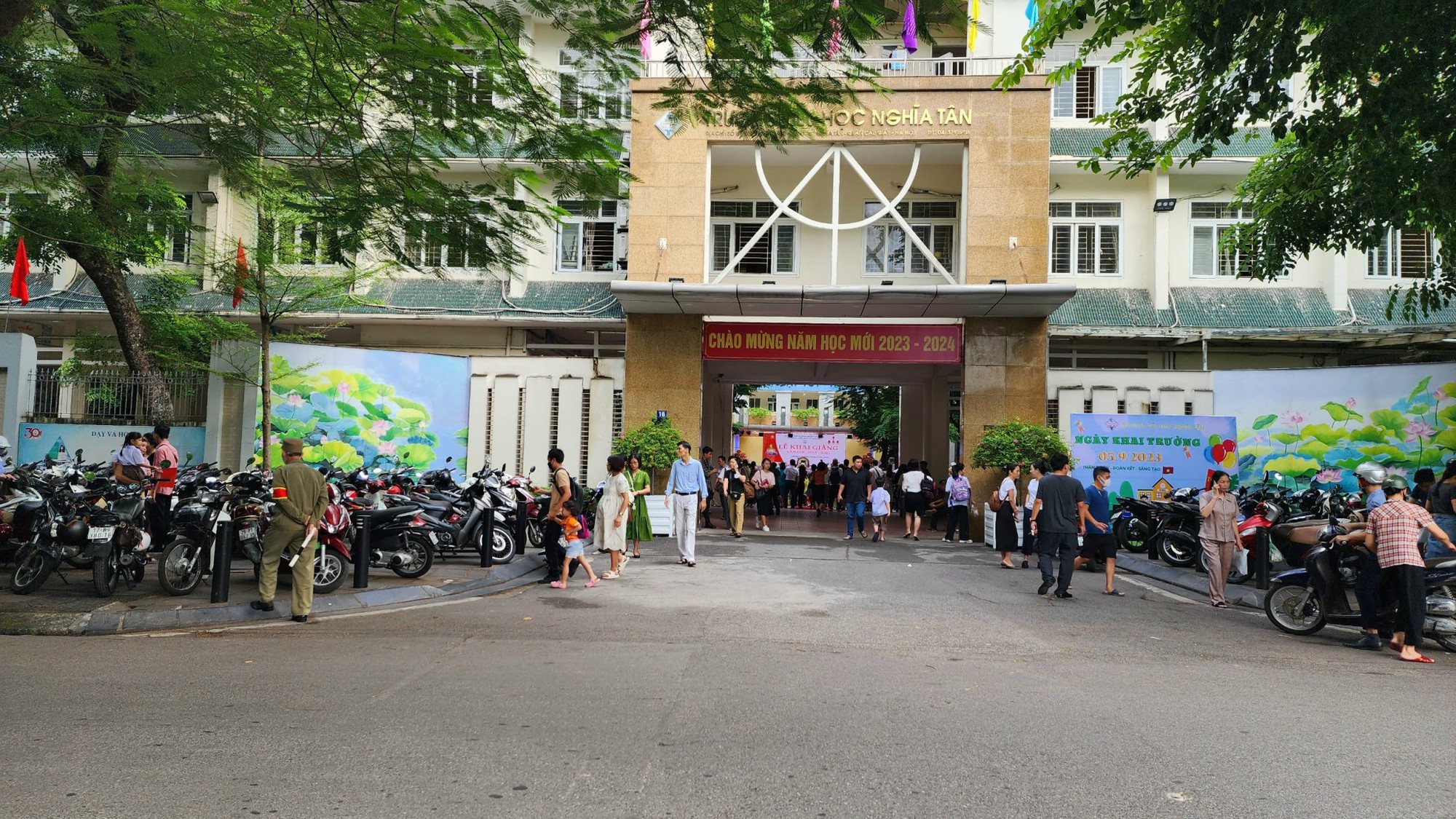 Hà Nội: Giao thông tại nhiều điểm trường thông thoáng trong ngày khai giảng - Ảnh 10. Hà Nội: Giao thông tại nhiều điểm trường thông thoáng trong ngày khai giảng - Ảnh 10.