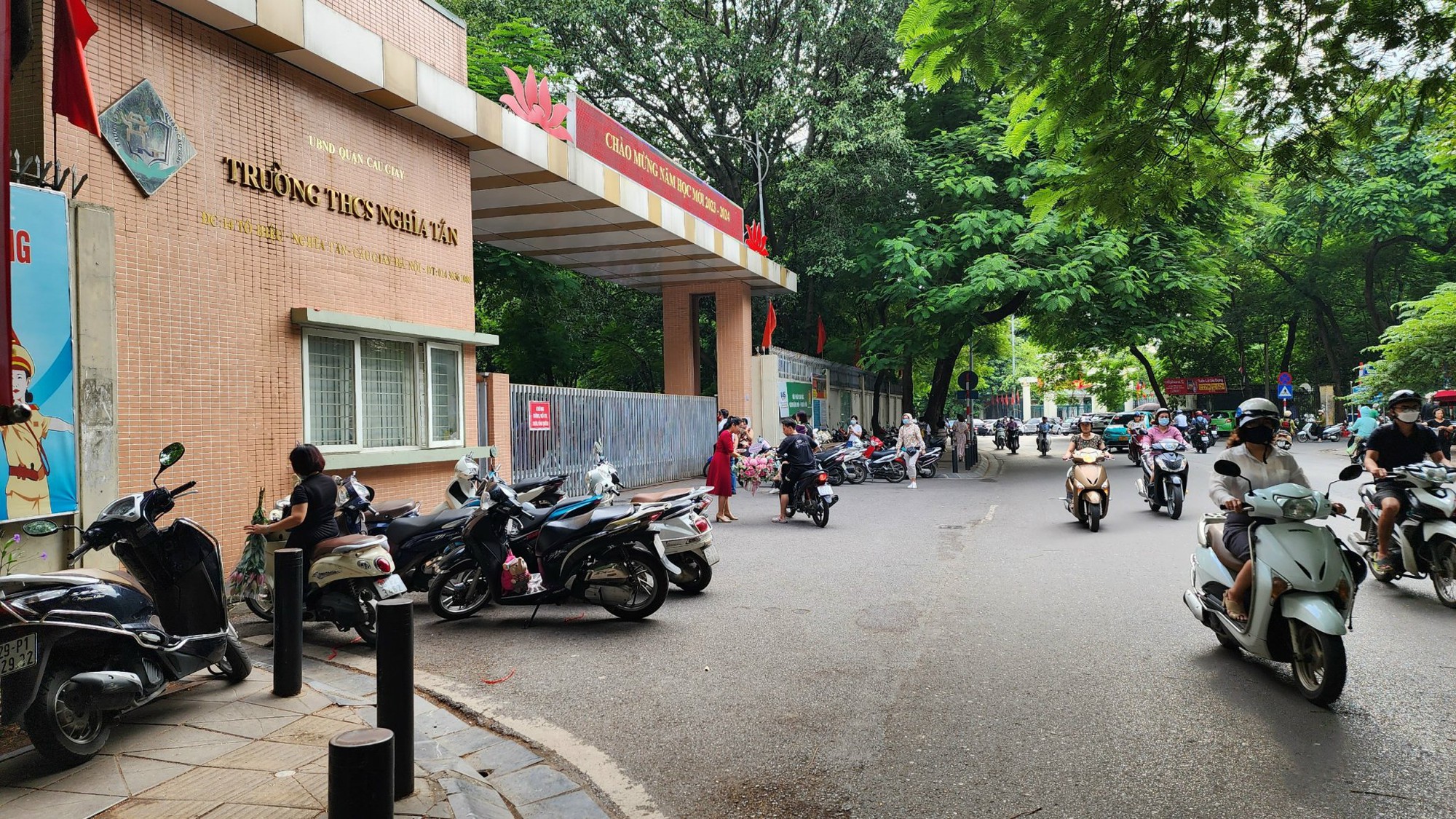 Hà Nội: Giao thông tại nhiều điểm trường thông thoáng trong ngày khai giảng - Ảnh 12. Hà Nội: Giao thông tại nhiều điểm trường thông thoáng trong ngày khai giảng - Ảnh 12.