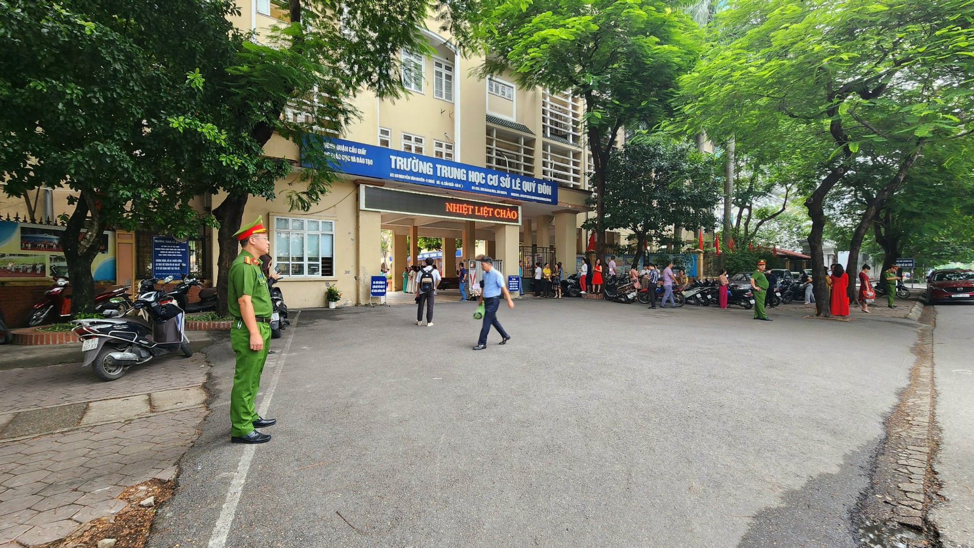 Hà Nội: Giao thông tại nhiều điểm trường thông thoáng trong ngày khai giảng - Ảnh 2. Hà Nội: Giao thông tại nhiều điểm trường thông thoáng trong ngày khai giảng - Ảnh 2.