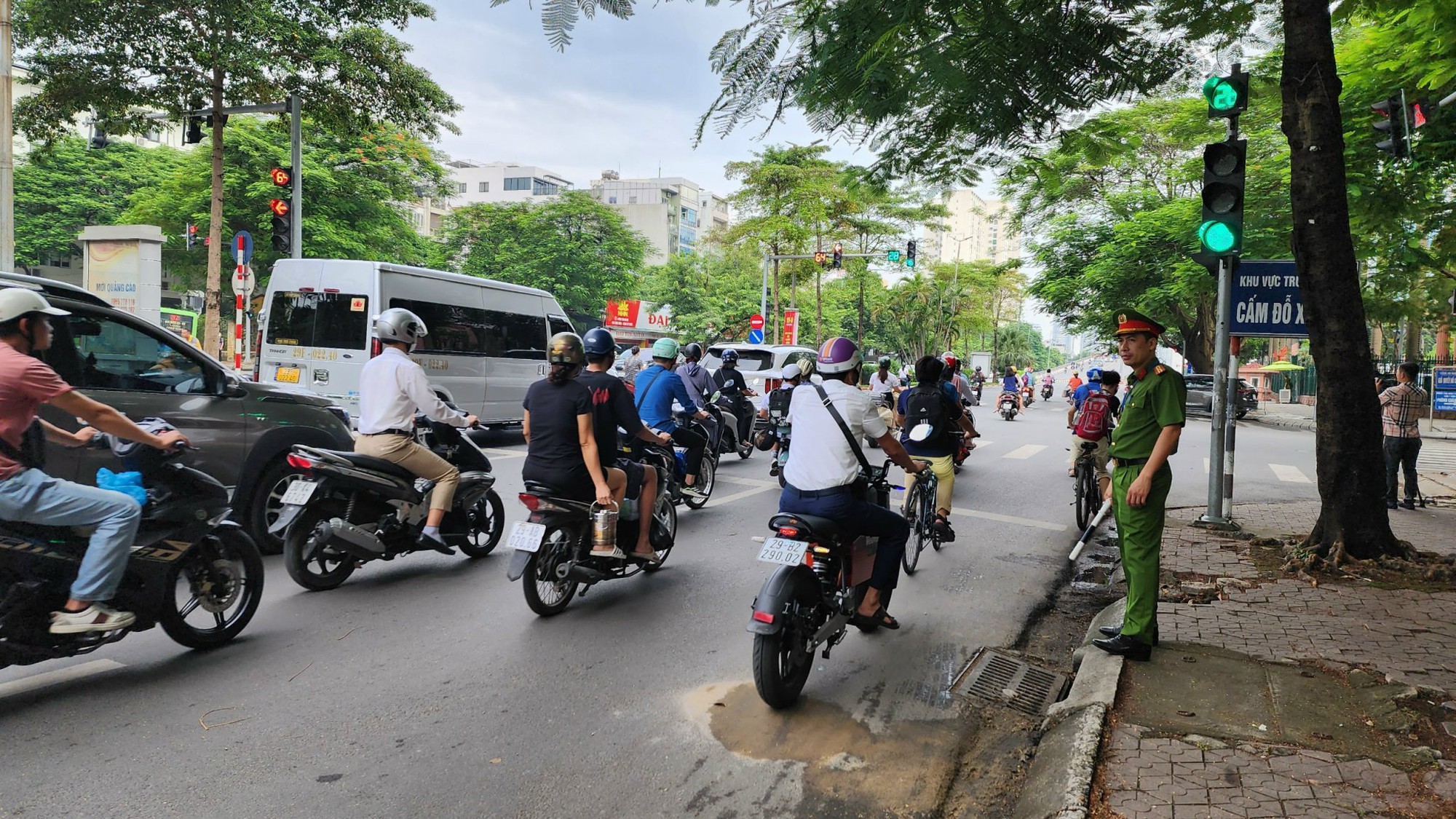 Hà Nội: Giao thông tại nhiều điểm trường thông thoáng trong ngày khai giảng - Ảnh 3. Hà Nội: Giao thông tại nhiều điểm trường thông thoáng trong ngày khai giảng - Ảnh 3.