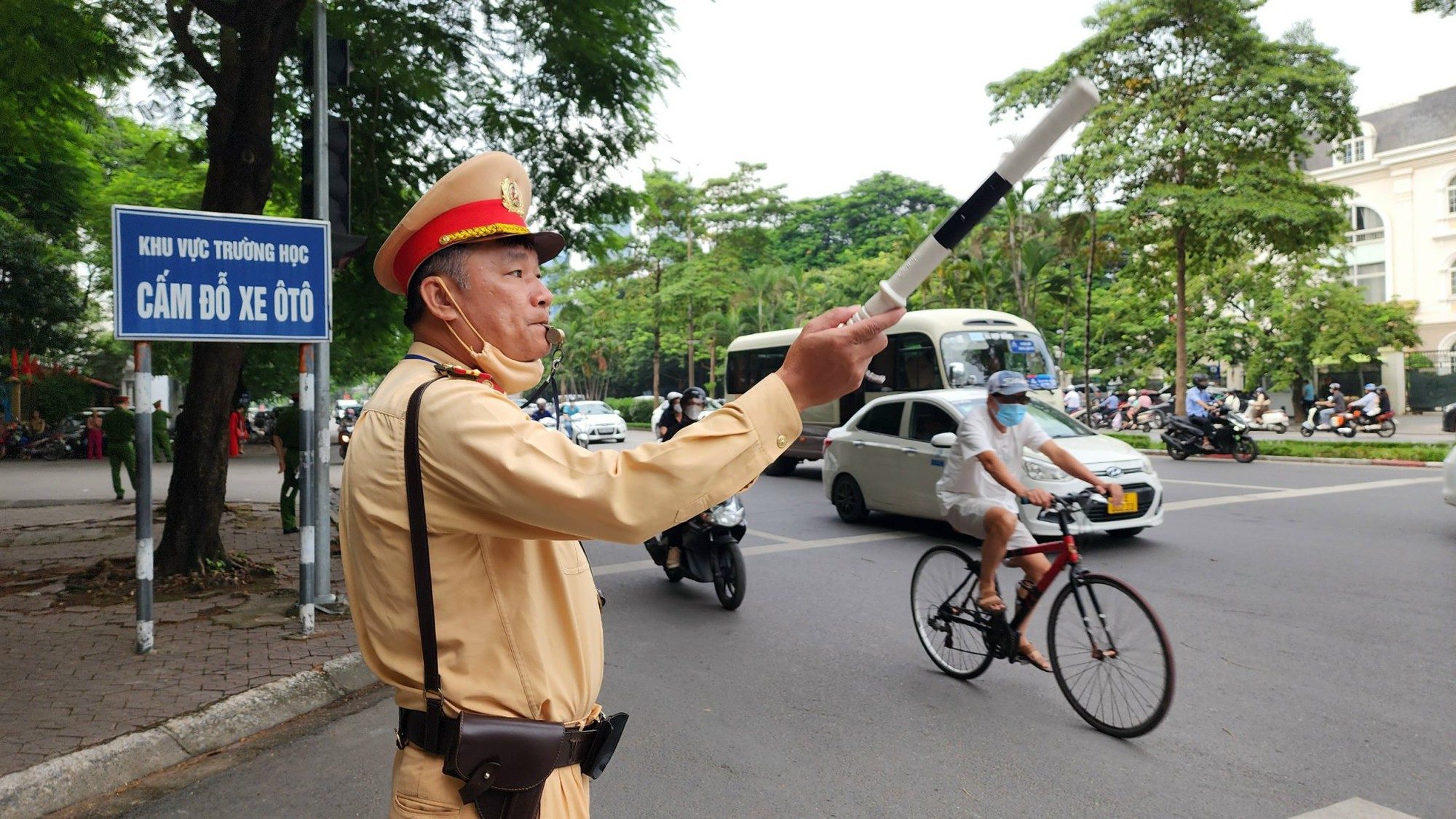 Hà Nội: Giao thông tại nhiều điểm trường thông thoáng trong ngày khai giảng - Ảnh 4. Hà Nội: Giao thông tại nhiều điểm trường thông thoáng trong ngày khai giảng - Ảnh 4.