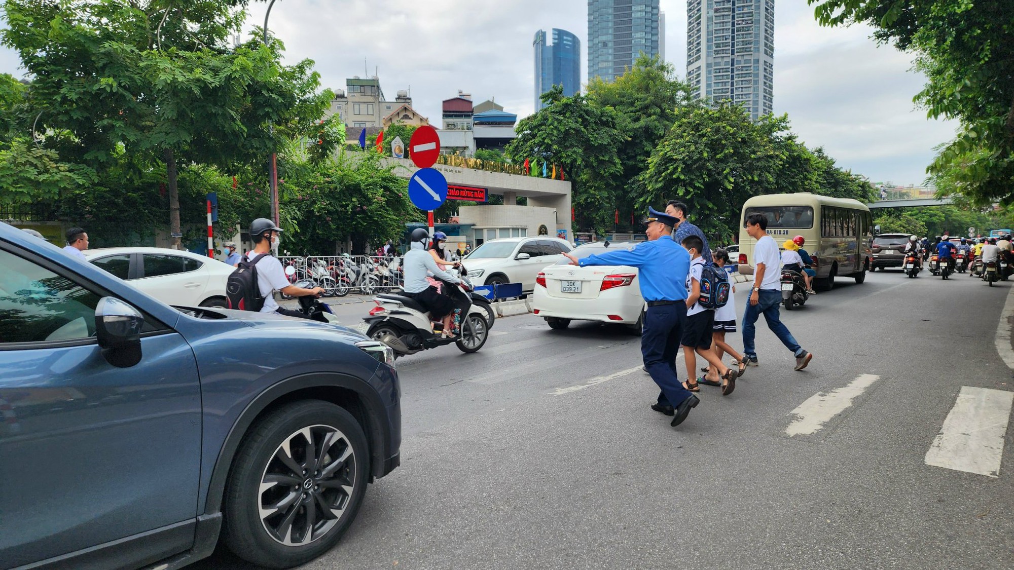 Hà Nội: Giao thông tại nhiều điểm trường thông thoáng trong ngày khai giảng - Ảnh 5. Hà Nội: Giao thông tại nhiều điểm trường thông thoáng trong ngày khai giảng - Ảnh 5.
