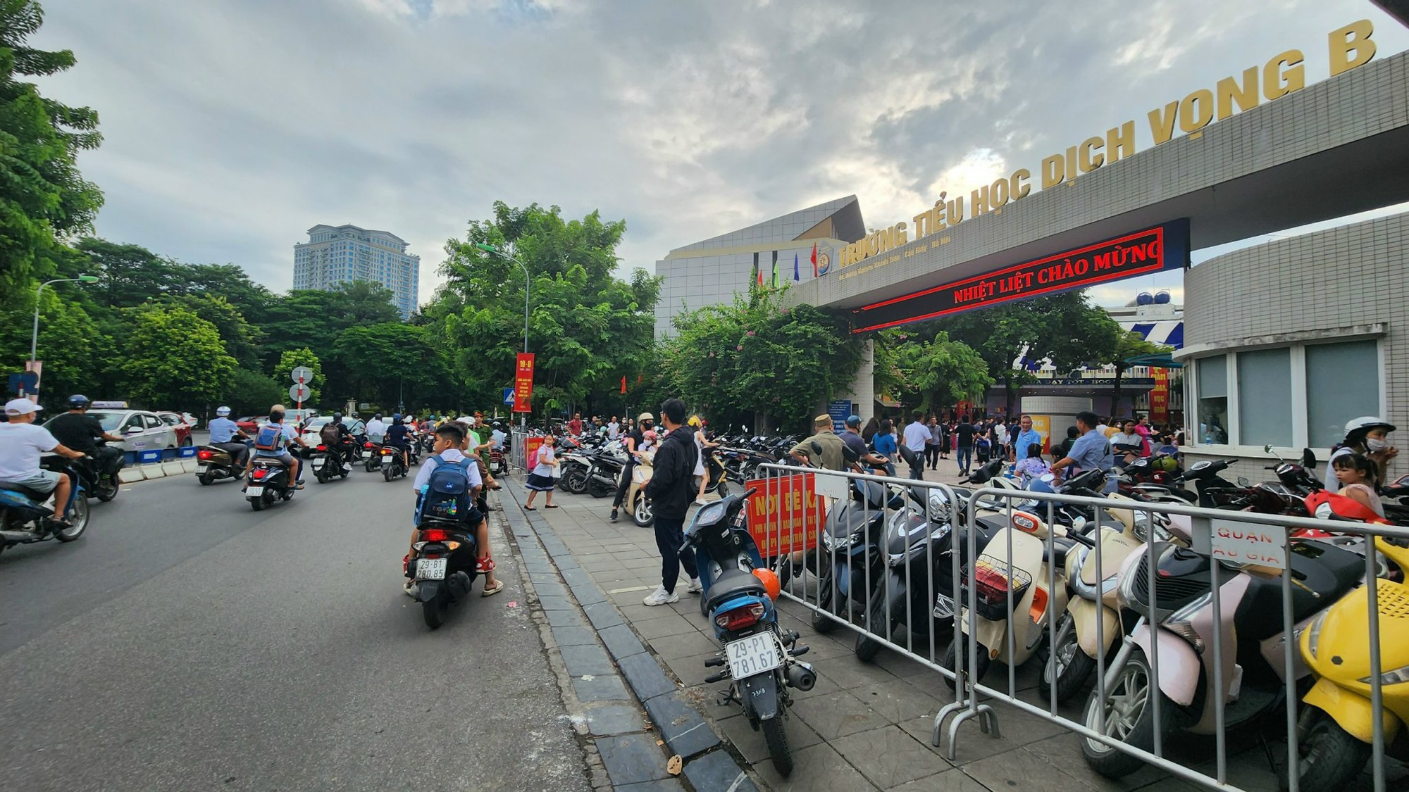 Hà Nội: Giao thông tại nhiều điểm trường thông thoáng trong ngày khai giảng - Ảnh 6. Hà Nội: Giao thông tại nhiều điểm trường thông thoáng trong ngày khai giảng - Ảnh 6.