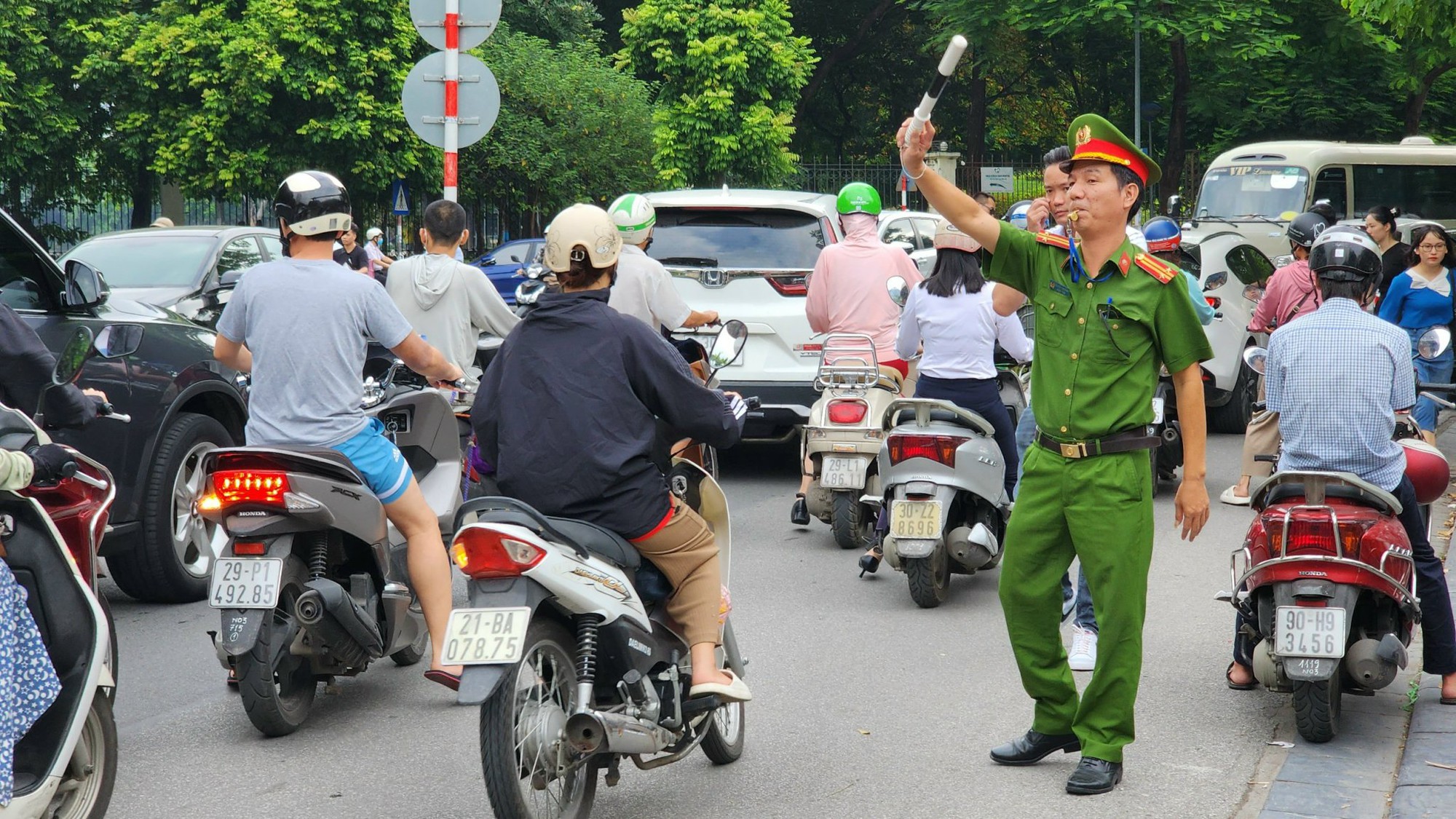 Hà Nội: Giao thông tại nhiều điểm trường thông thoáng trong ngày khai giảng - Ảnh 7. Hà Nội: Giao thông tại nhiều điểm trường thông thoáng trong ngày khai giảng - Ảnh 7.
