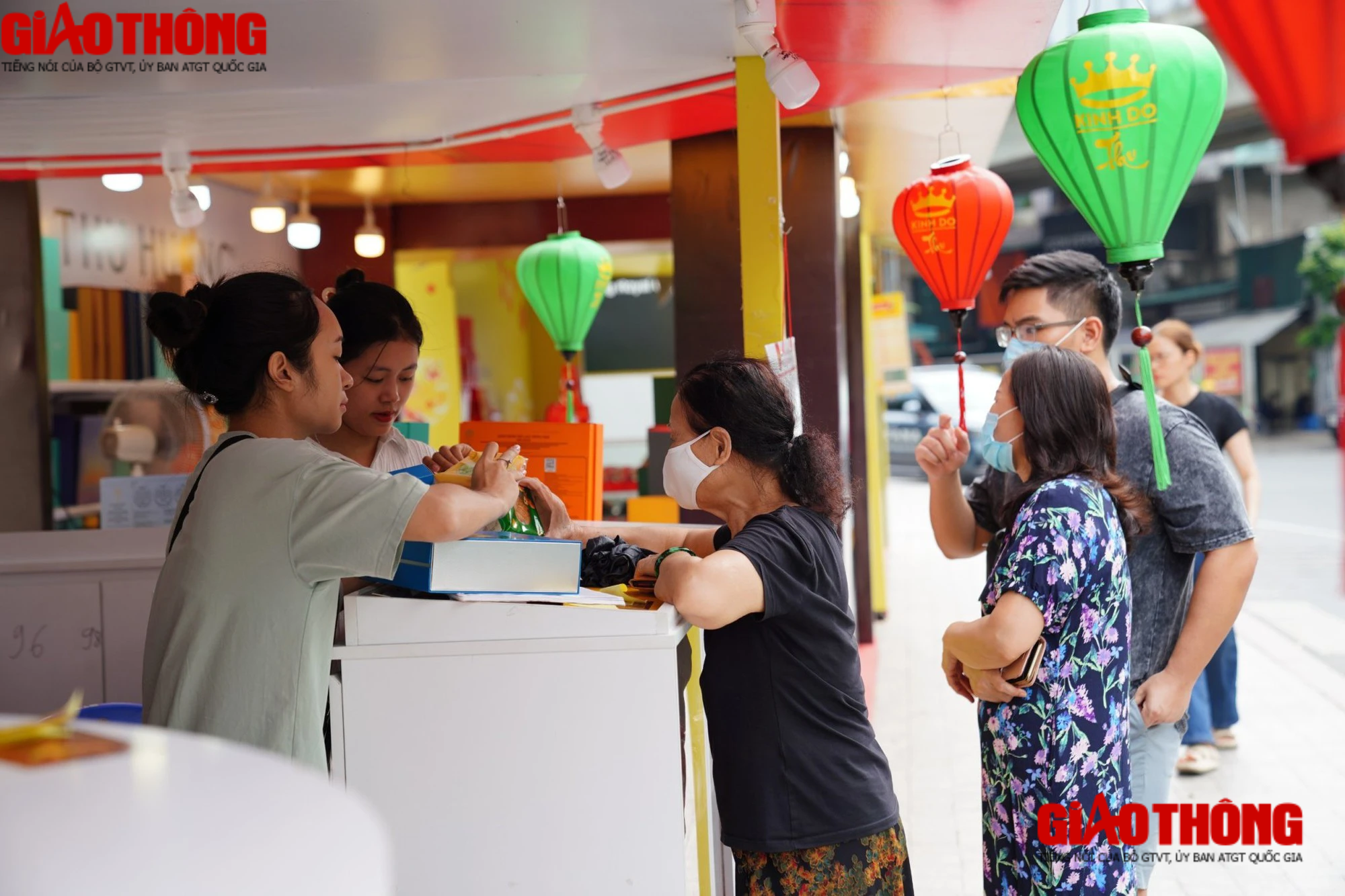 Chạy đua độc lạ, b&aacute;nh trung thu hết nh&acirc;n b&agrave;o ngư đến t&ocirc;m h&ugrave;m - Ảnh 2.