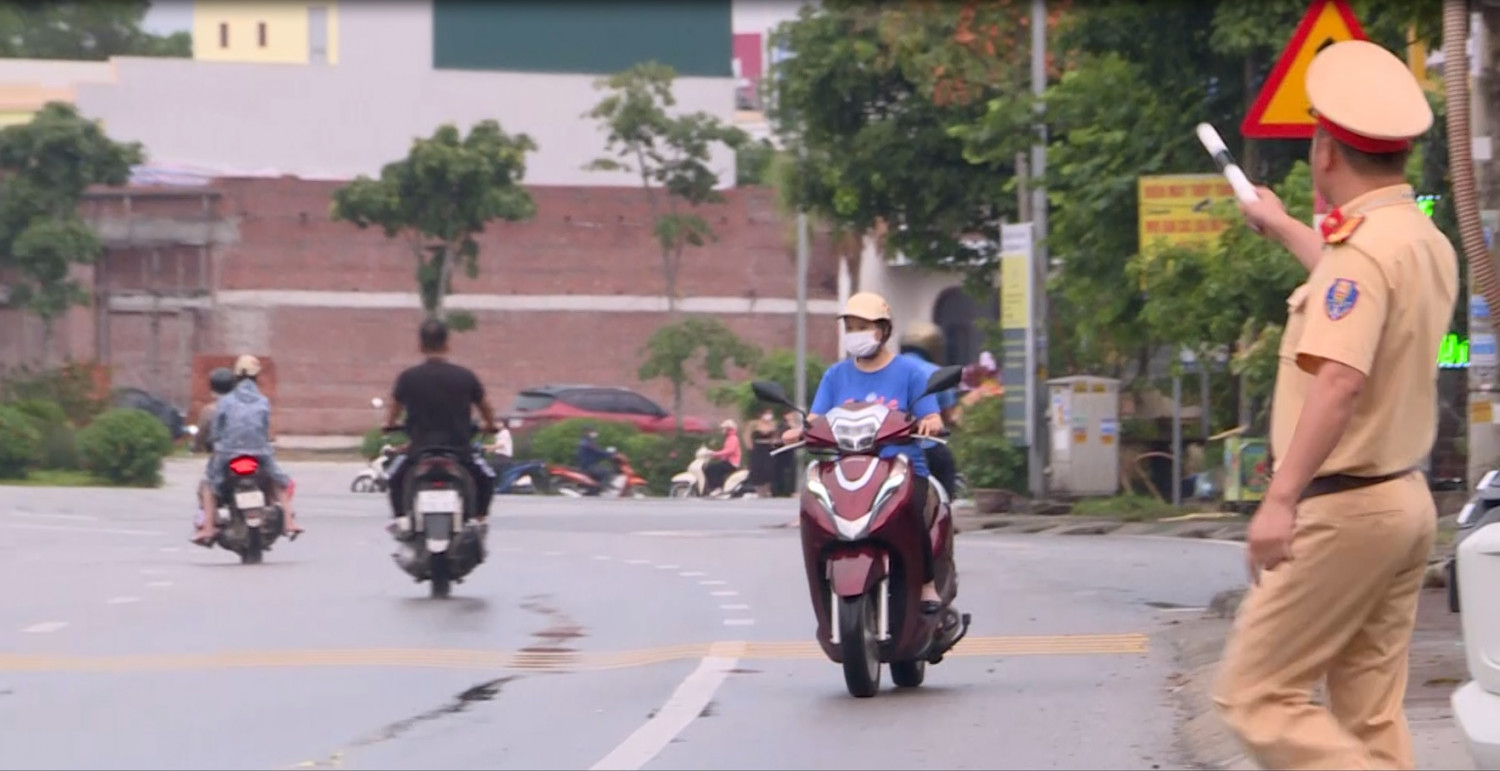 Giật m&igrave;nh gặp những chiếc xe m&aacute;y "lạc d&ograve;ng" tr&ecirc;n Quốc lộ 18 ở Quảng Ninh - Ảnh 4.