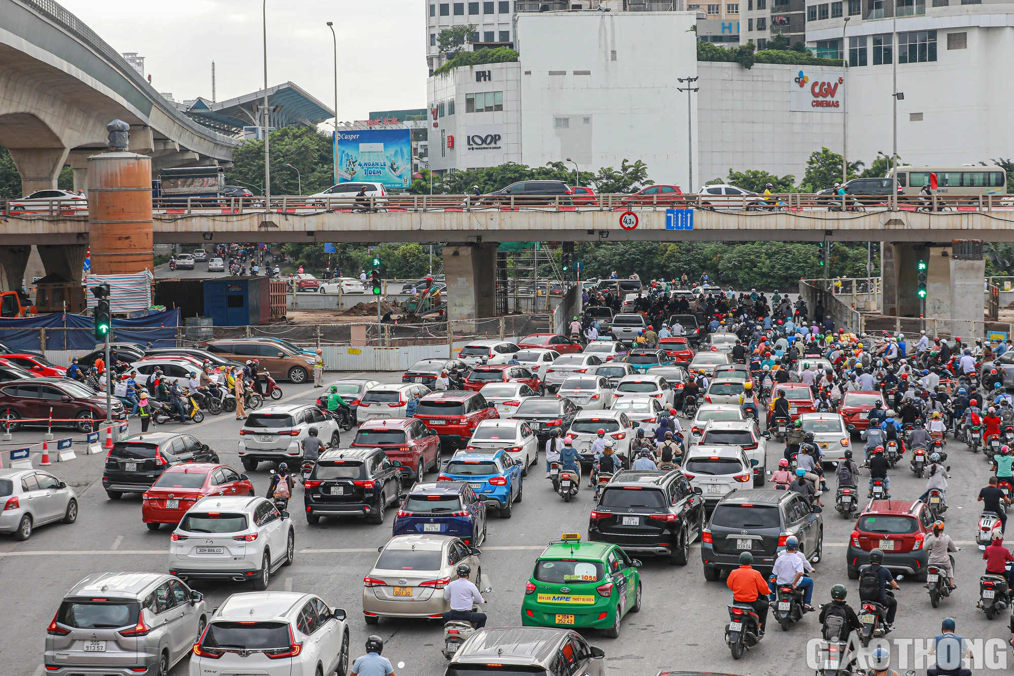 Đường phố chật như n&ecirc;m ng&agrave;y đầu người d&acirc;n đi l&agrave;m sau nghỉ lễ 2/9 - Ảnh 9.