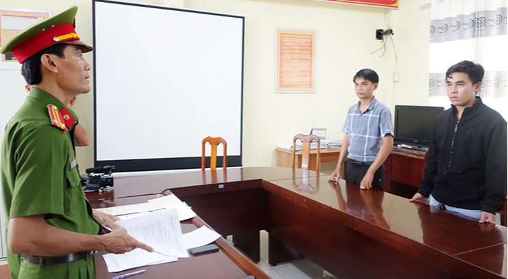 An Giang: Bắt tạm giam 2 đối tượng l&agrave;m bằng đại học v&agrave; chứng chỉ giả - Ảnh 1.