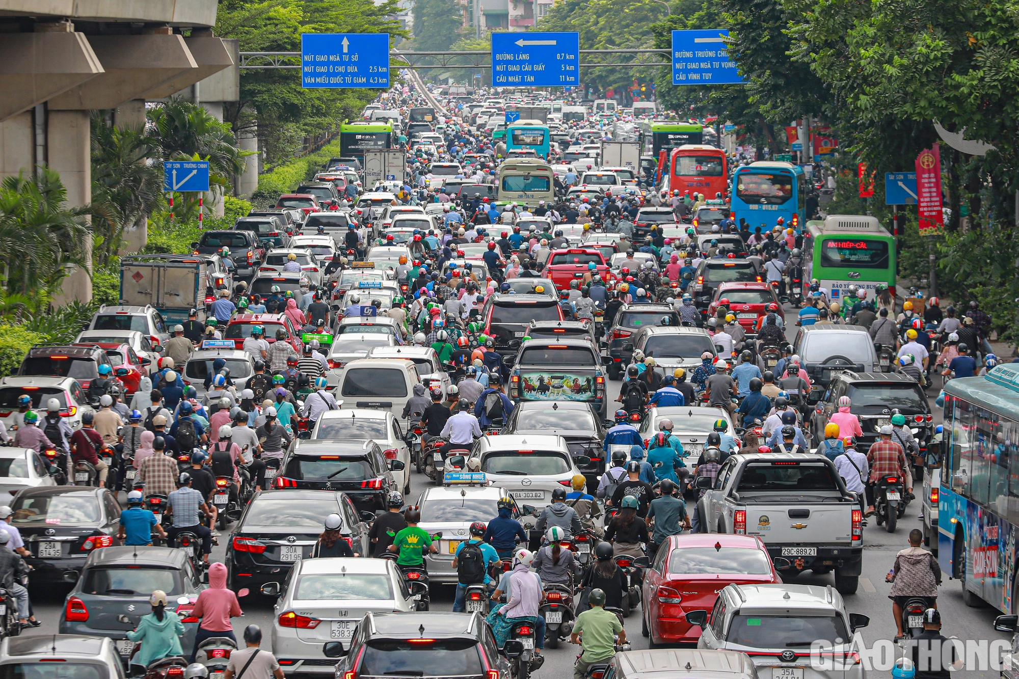 Đường phố chật như n&ecirc;m ng&agrave;y đầu người d&acirc;n đi l&agrave;m sau nghỉ lễ 2/9 - Ảnh 2.