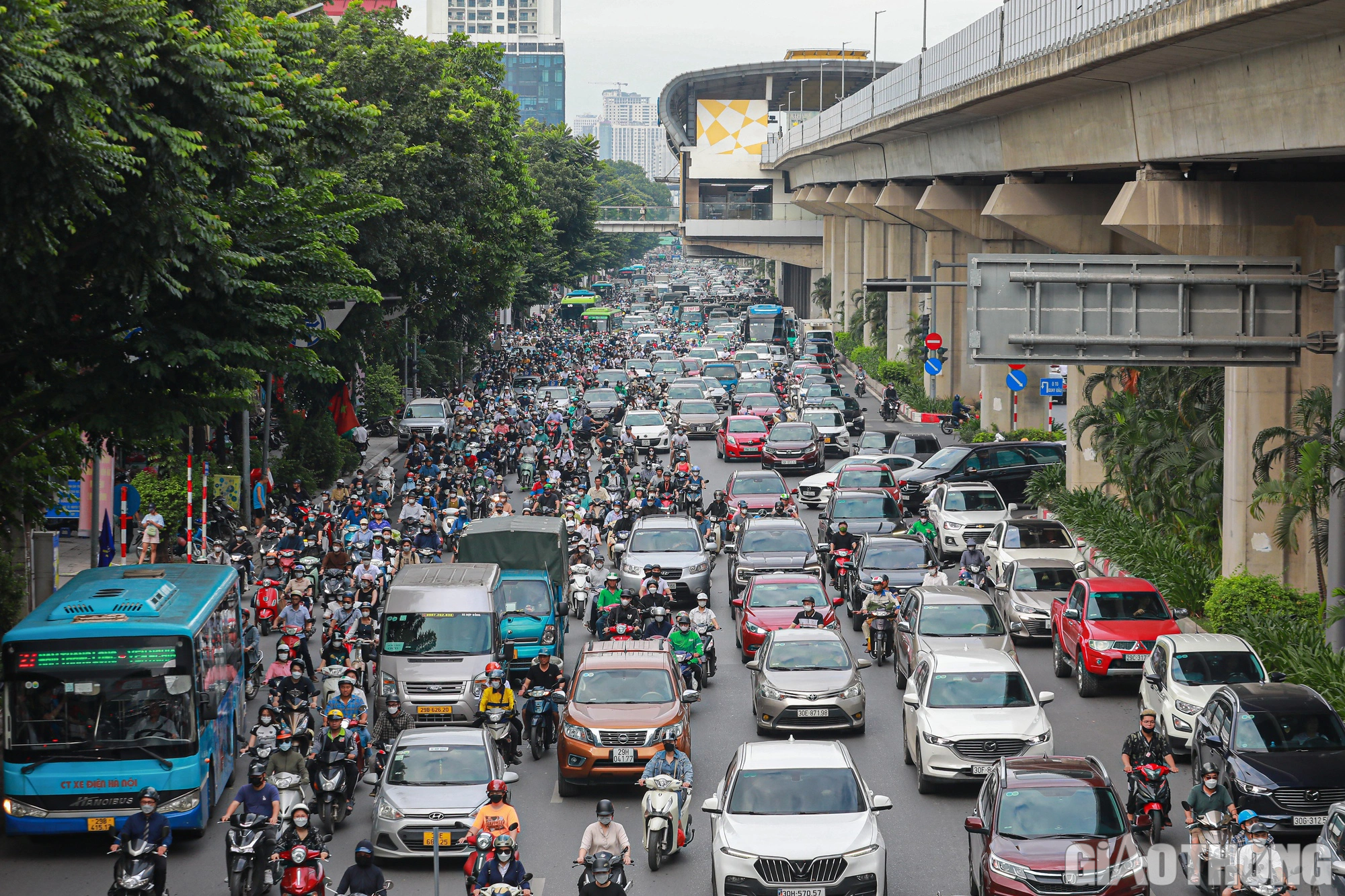 Đường phố chật như n&ecirc;m ng&agrave;y đầu người d&acirc;n đi l&agrave;m sau nghỉ lễ 2/9 - Ảnh 1.