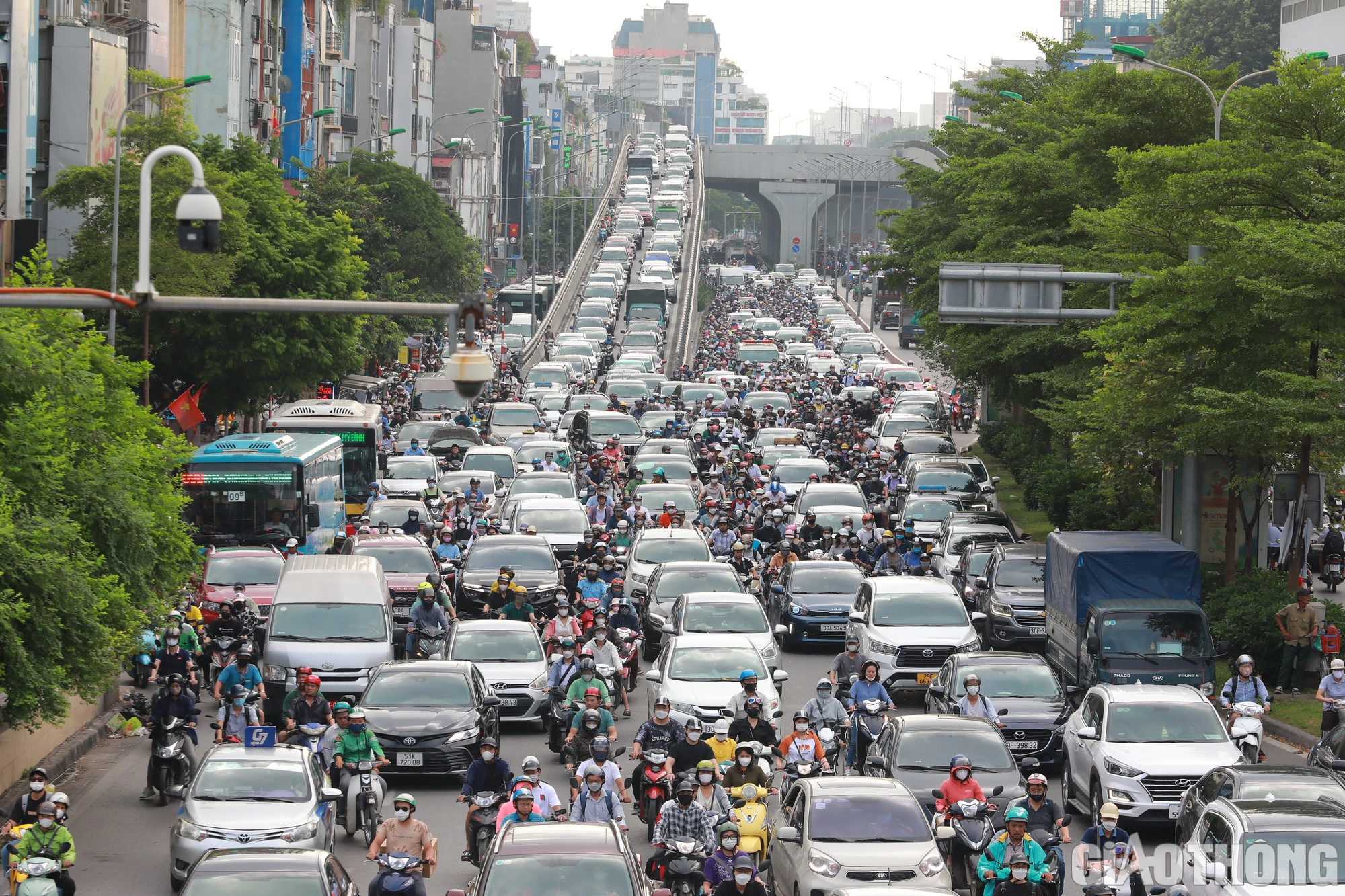 Đường phố chật như n&ecirc;m ng&agrave;y đầu người d&acirc;n đi l&agrave;m sau nghỉ lễ 2/9 - Ảnh 5.