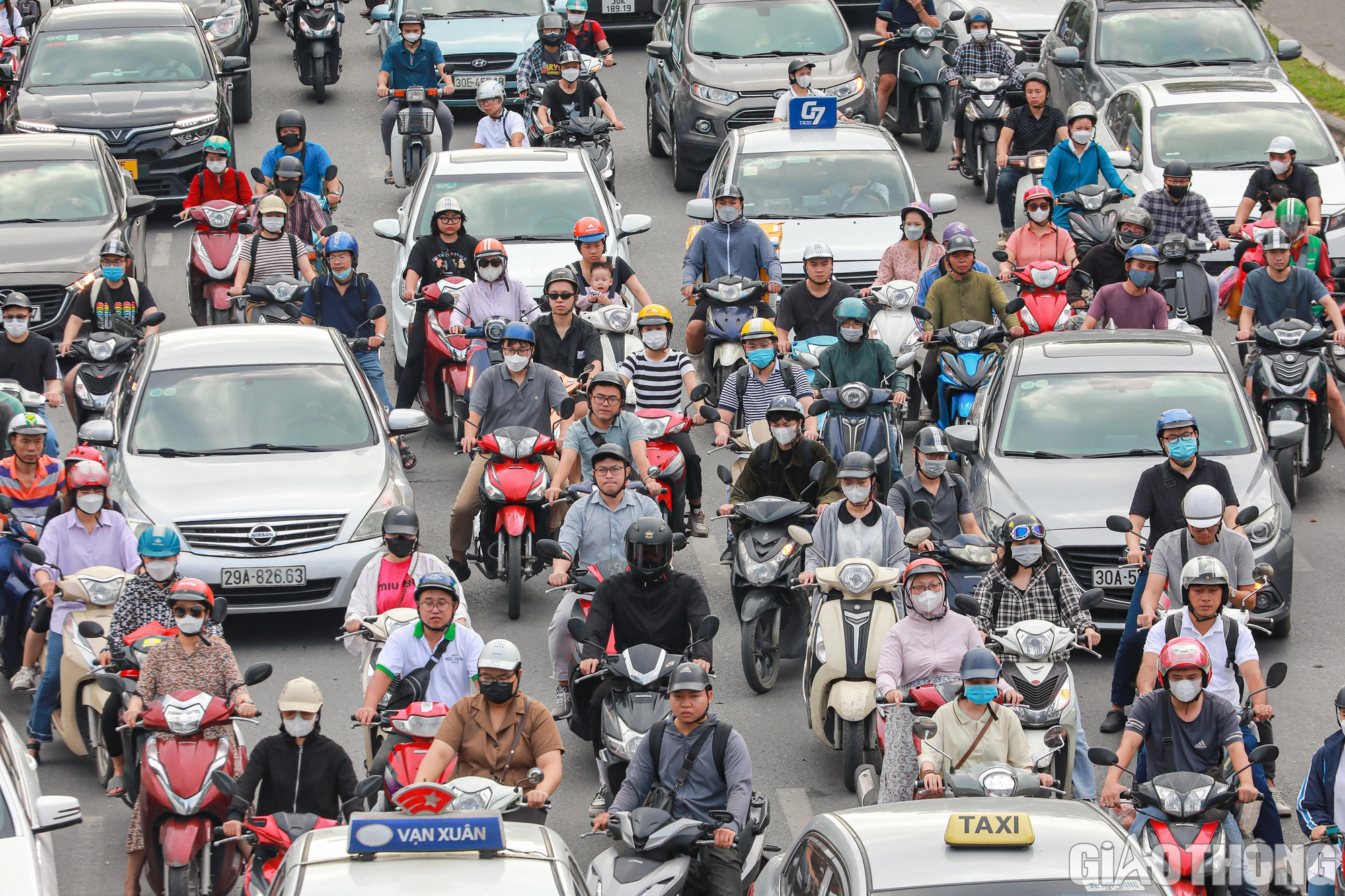 Đường phố chật như n&ecirc;m ng&agrave;y đầu người d&acirc;n đi l&agrave;m sau nghỉ lễ 2/9 - Ảnh 6.