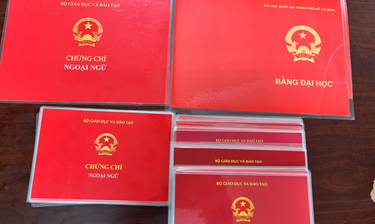 An Giang: Bắt tạm giam 2 đối tượng l&agrave;m bằng đại học v&agrave; chứng chỉ giả - Ảnh 2.