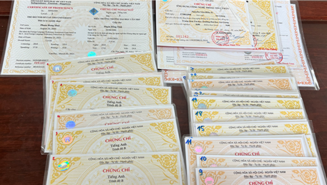 An Giang: Bắt tạm giam 2 đối tượng l&agrave;m bằng đại học v&agrave; chứng chỉ giả - Ảnh 3.