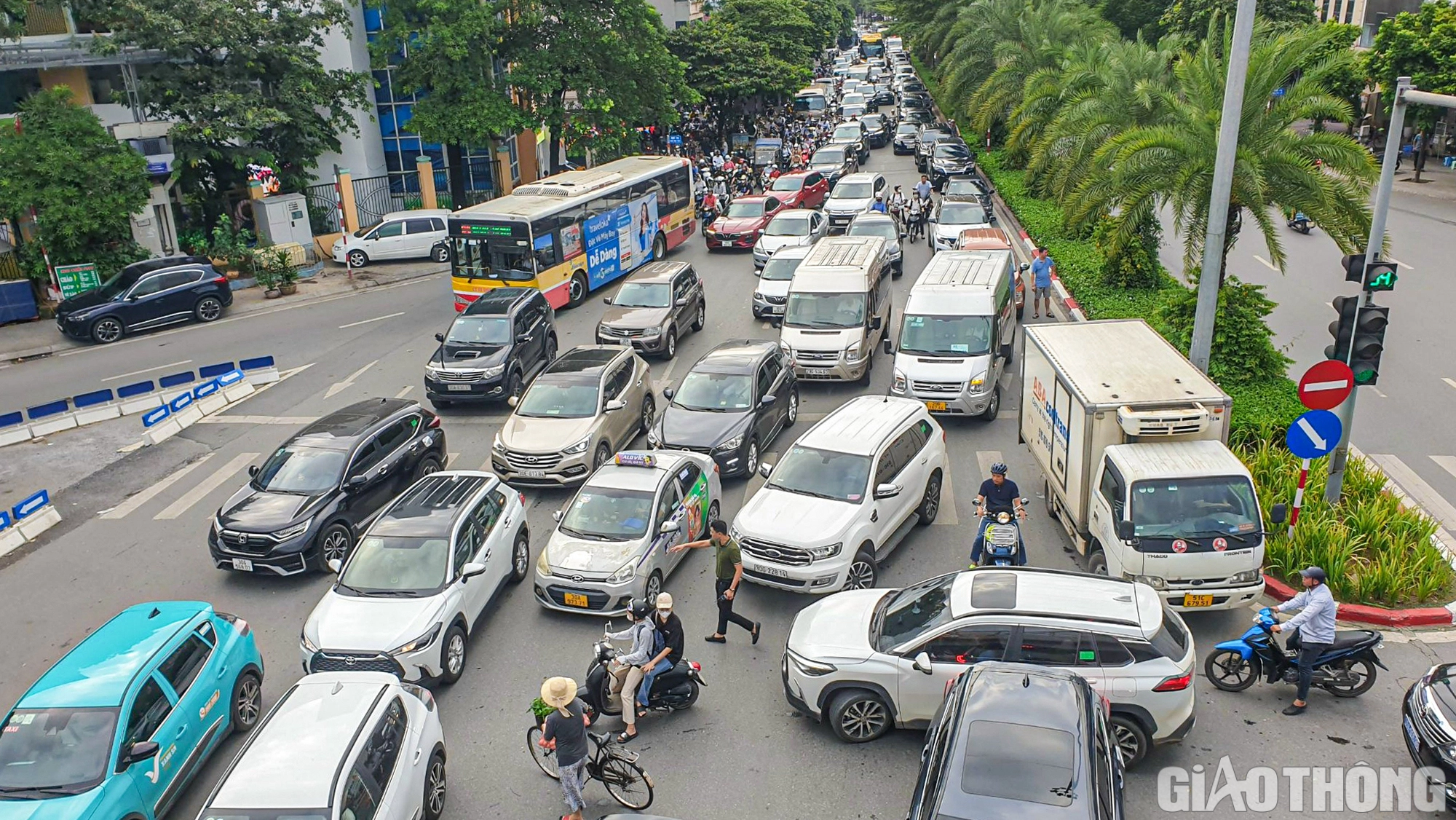 Đường phố chật như n&ecirc;m ng&agrave;y đầu người d&acirc;n đi l&agrave;m sau nghỉ lễ 2/9 - Ảnh 10.