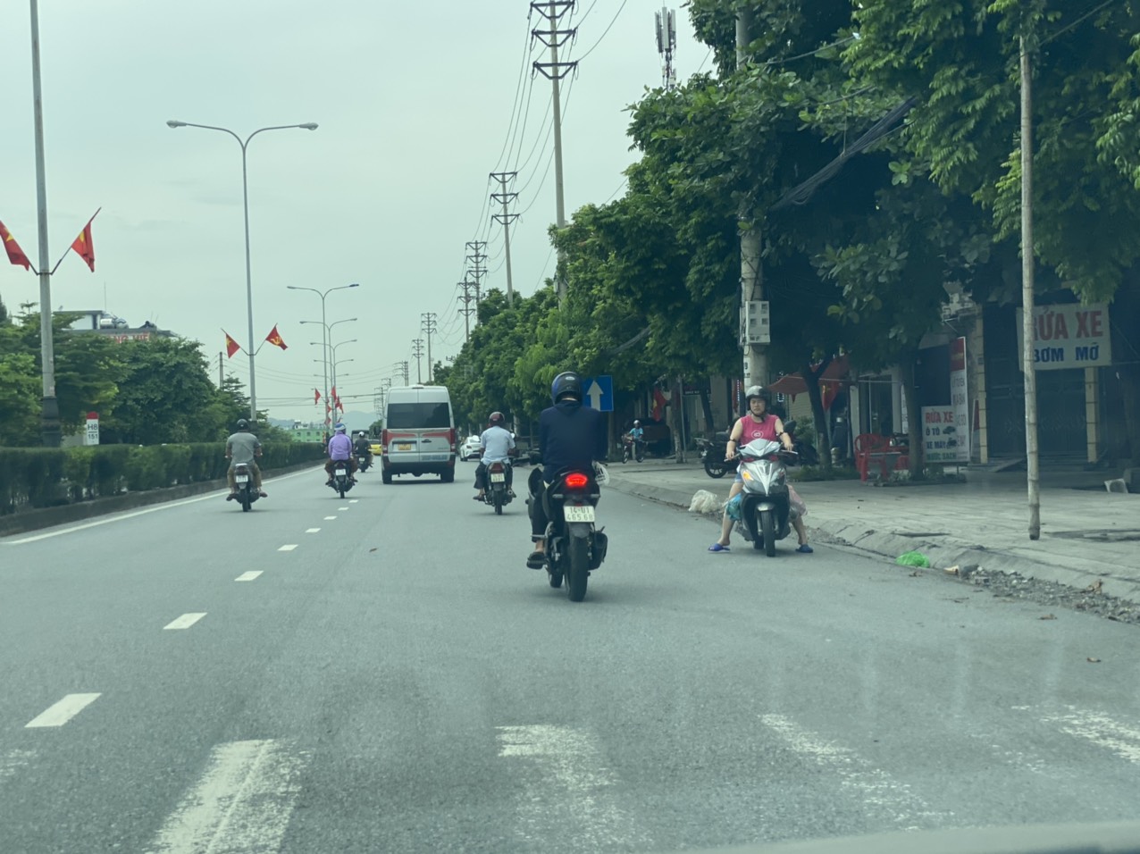 Giật m&igrave;nh gặp những chiếc xe m&aacute;y "lạc d&ograve;ng" tr&ecirc;n Quốc lộ 18 ở Quảng Ninh - Ảnh 5.