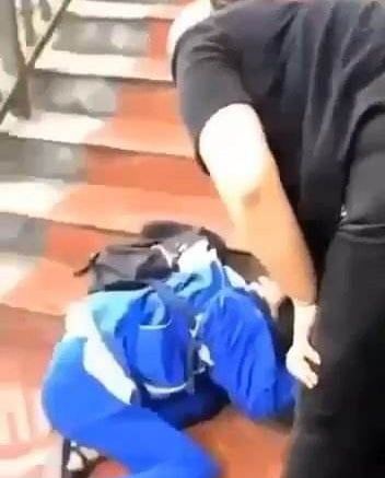 Xác minh vụ nữ sinh lớp 10 bị vây đánh, kéo lê lên cầu thang - Ảnh 1. Xác minh vụ nữ sinh lớp 10 bị vây đánh, kéo lê lên cầu thang - Ảnh 1.