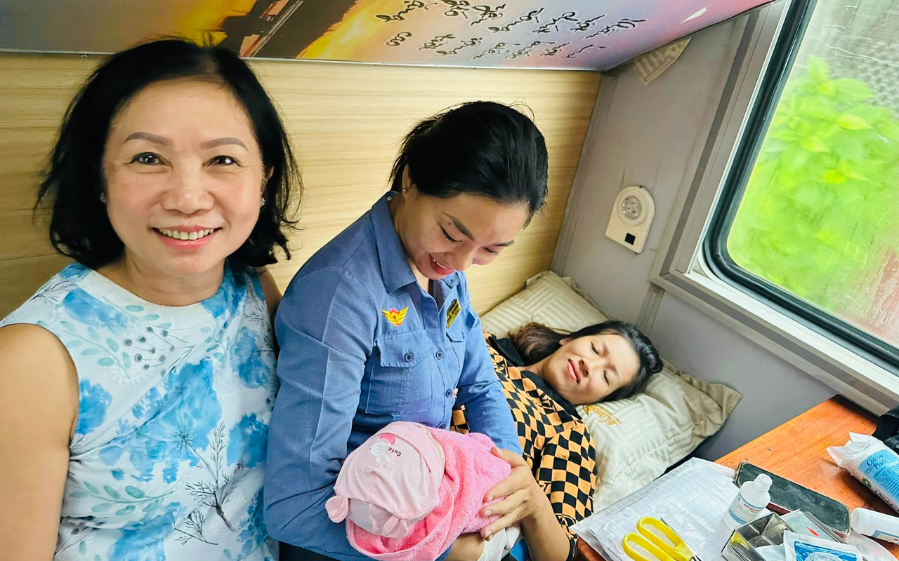 Nữ h&agrave;nh kh&aacute;ch bất ngờ sinh con tr&ecirc;n t&agrave;u