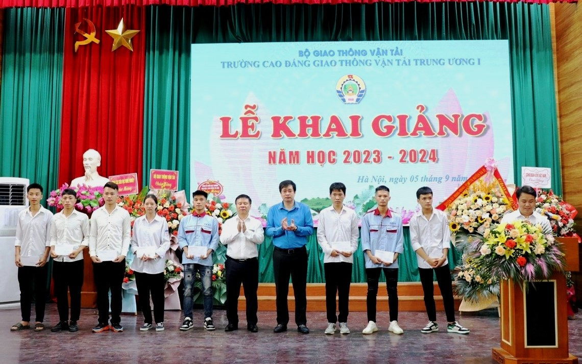 C&ocirc;ng đo&agrave;n GTVT Việt Nam trao 40 học bổng cho sinh vi&ecirc;n giao th&ocirc;ng vượt kh&oacute;